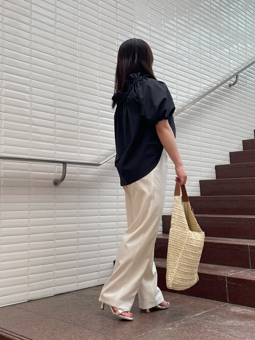 「夏コーデ、おでかけコーデ、大人女子、シンプルカジュアル、オトナ女子、夏、パンツコーデ、モノトーンコーデ、初夏コーデ、きれいめカジュアル」｜「NOLLEY’S Sophiのウォッシャブル麻調ドライシャンタンライトワイドパンツ（その他パンツ、ホワイト系）」を使った、モチヅキさん（レディース・150cm）の夏コーディネートの3枚目の写真
