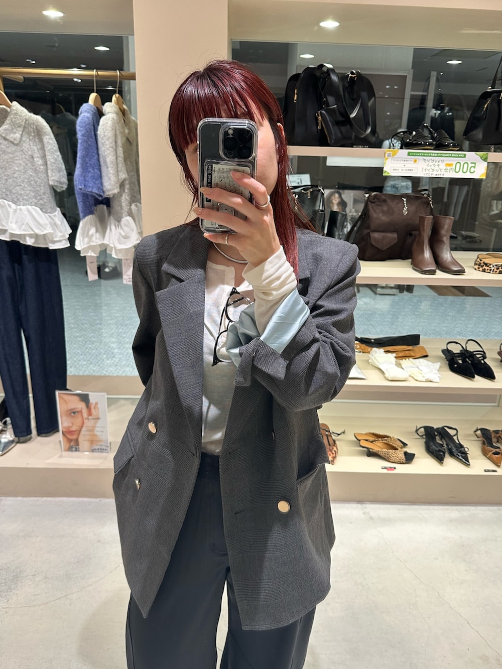 グレー系のテーラードジャケット、グレー系のその他パンツ、ホワイト系のTシャツ/カットソーを着用したレディースの秋コーディネートの2枚目の写真