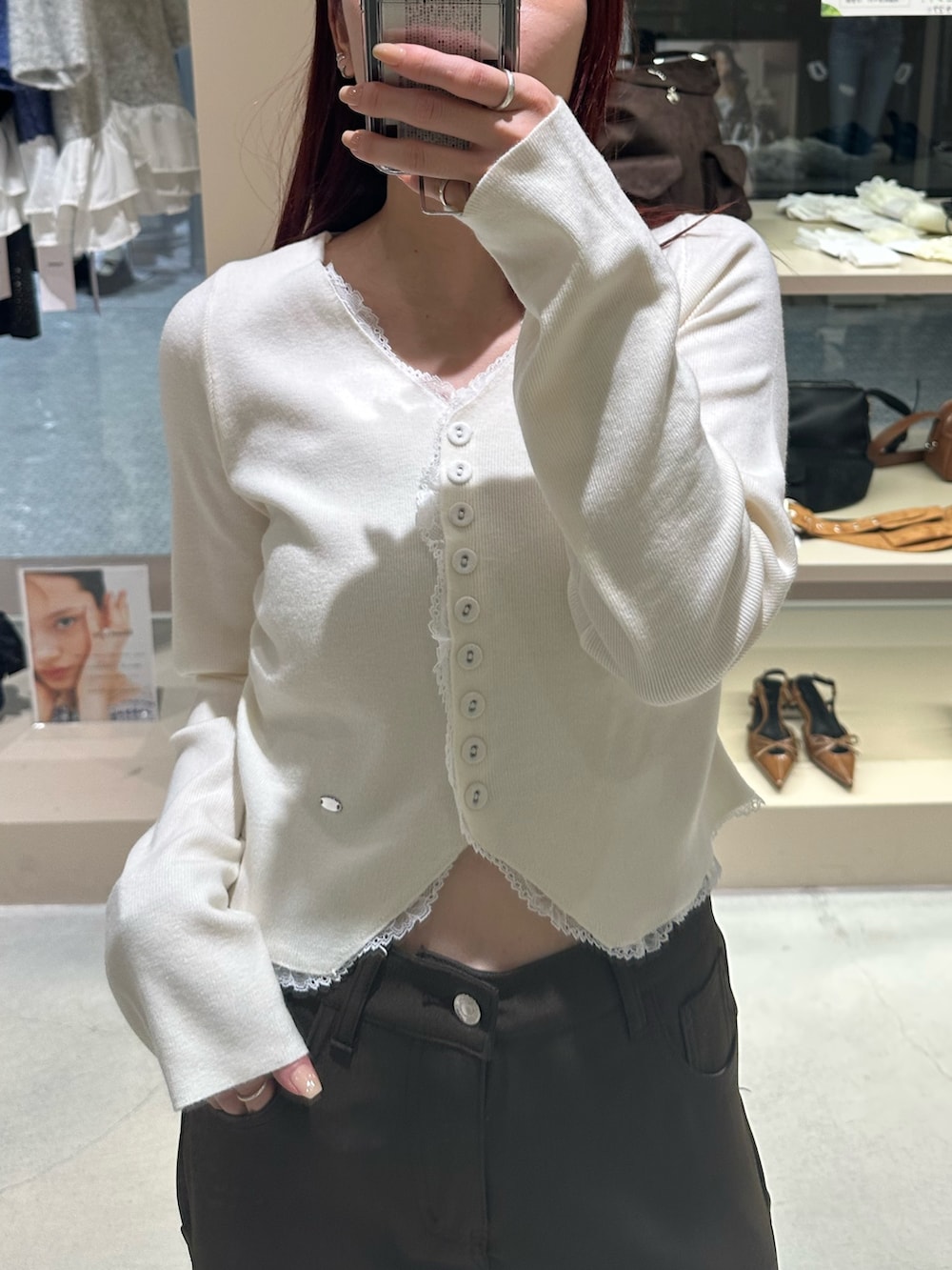 ホワイト系のカーディガン/ボレロ、ブラウン系のその他パンツ、ブラック系のその他シューズを着用したレディースの秋コーディネートの3枚目の写真