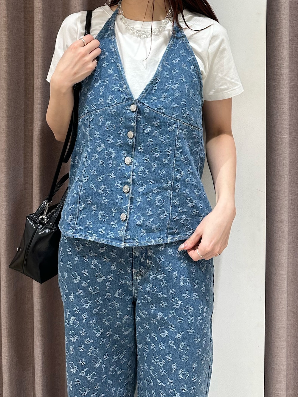 ブルー系のセットアップ、シルバー系のパンプス、ホワイト系のTシャツ/カットソーを着用したレディースの春コーディネートの4枚目の写真