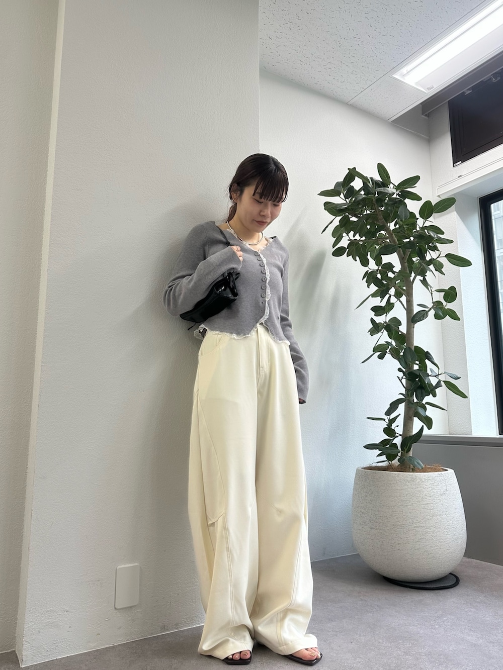 ホワイト系のその他パンツ、グレー系のカーディガン/ボレロ、シルバー系のリングを着用したレディースの秋コーディネートの2枚目の写真