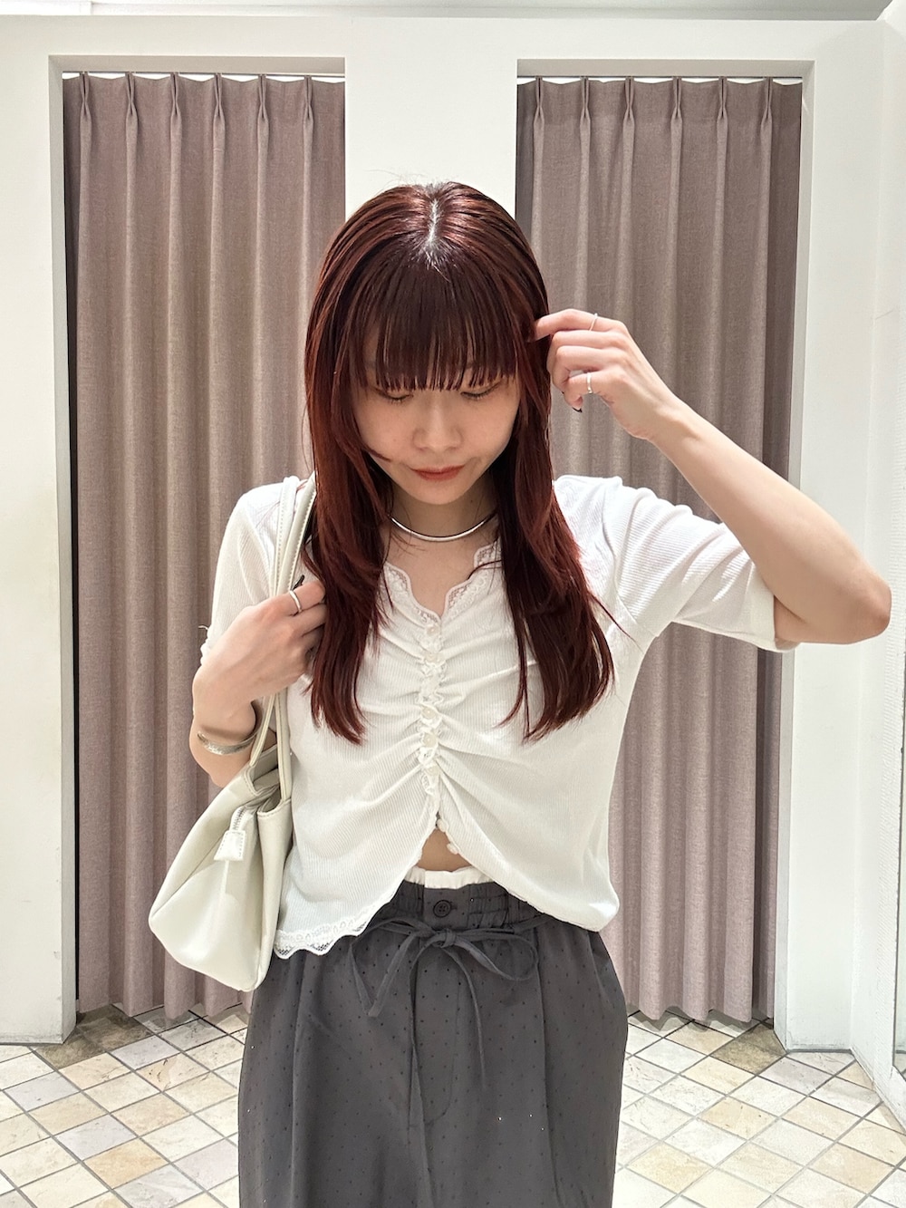 ホワイト系のTシャツ/カットソー、グレー系のスラックス、シルバー系のパンプスを着用したレディースの春コーディネートの4枚目の写真