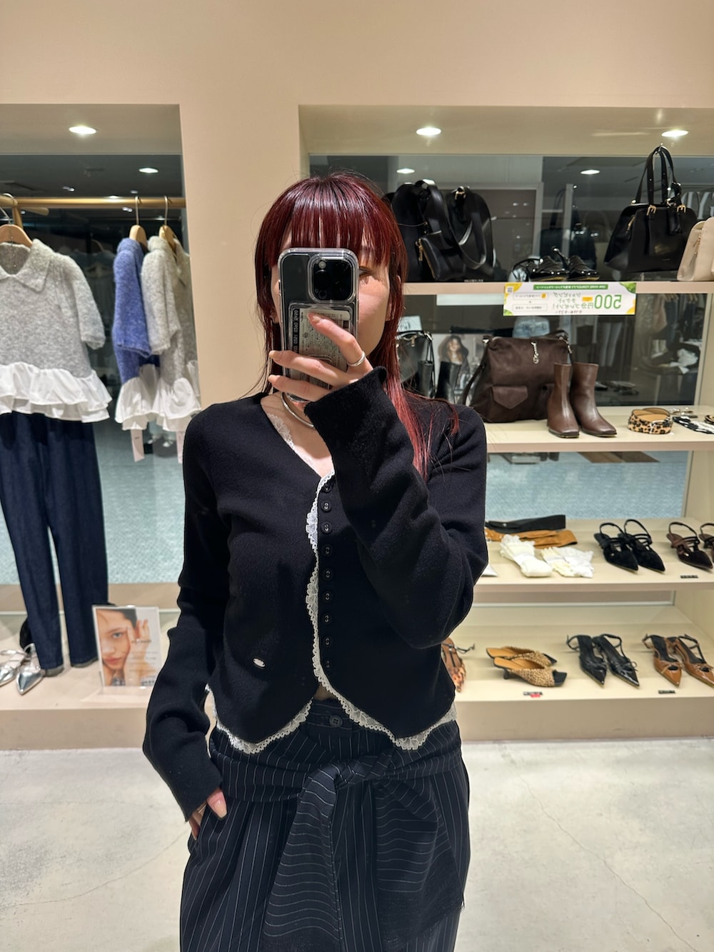 ブラック系のカーディガン/ボレロ、ブラック系のその他シューズ、ブルー系のその他パンツを着用したレディースの秋コーディネートの4枚目の写真