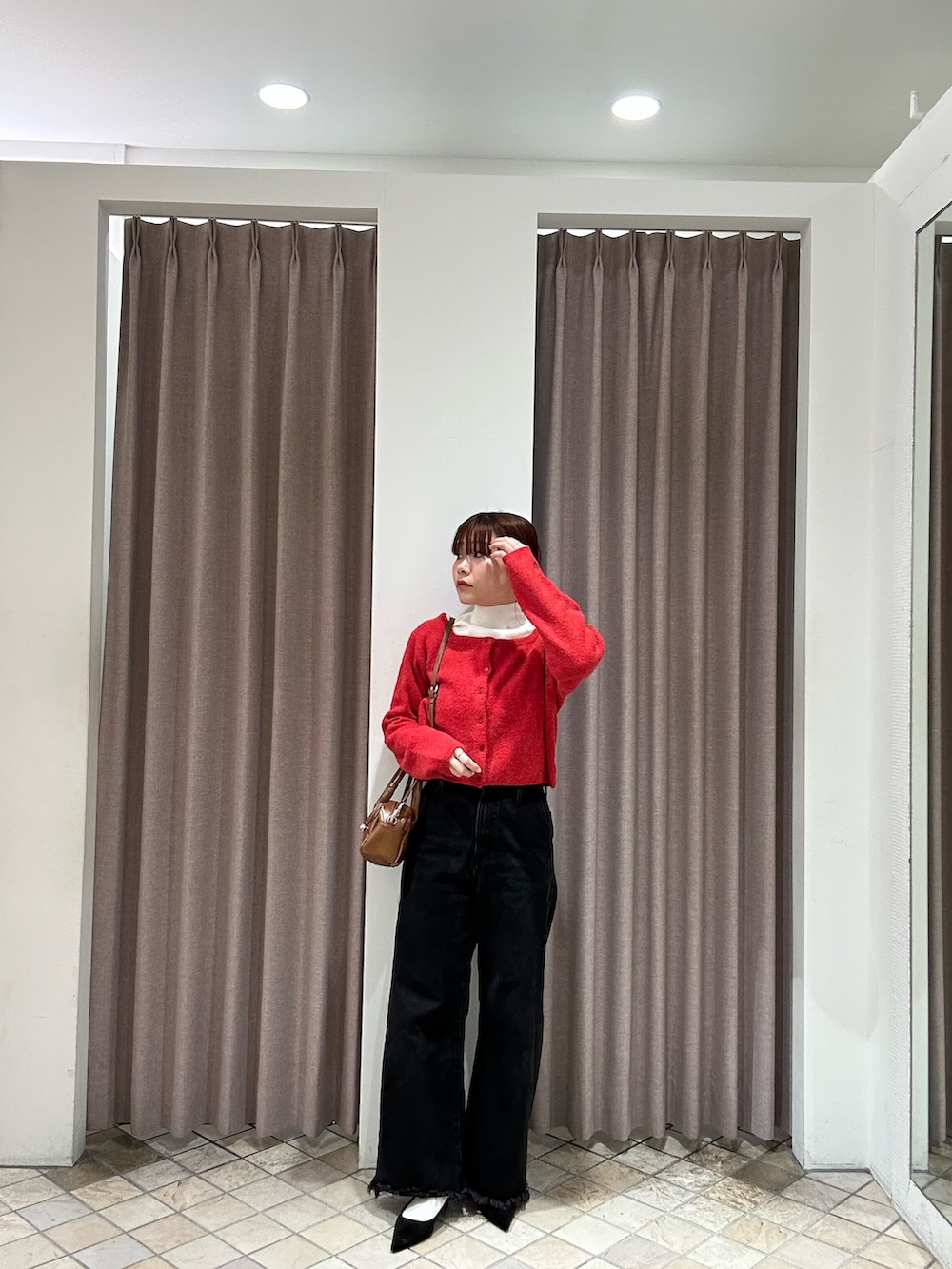 ブラウン系のその他アウター、ブラック系のデニムパンツ、イエロー系のボストンバッグを着用したレディースの秋コーディネートの3枚目の写真