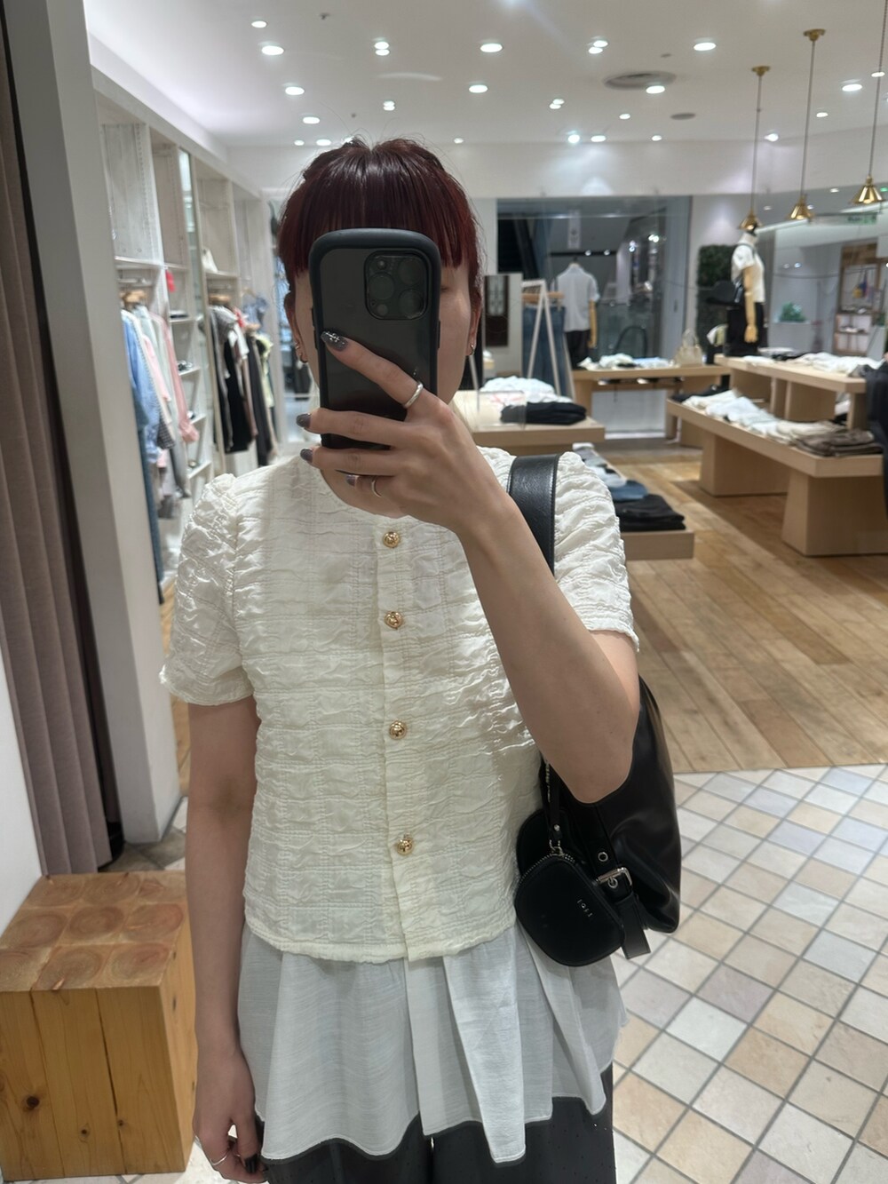 ホワイト系のシャツ/ブラウス、ホワイト系のキャミソール、ブラック系のショルダーバッグを着用したレディースの夏コーディネートの4枚目の写真