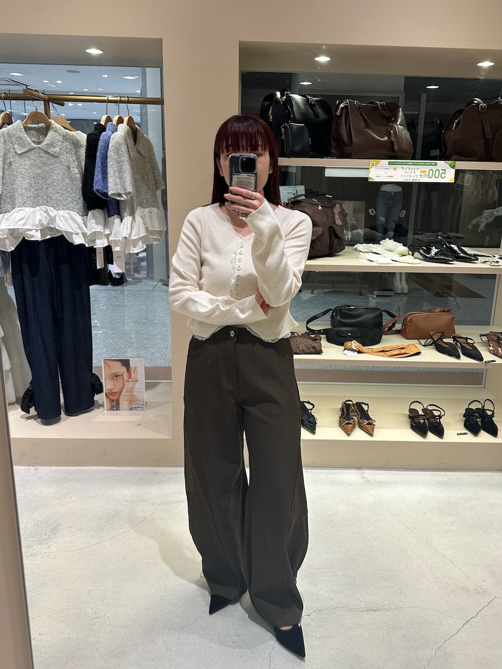 ホワイト系のカーディガン/ボレロ、ブラウン系のその他パンツ、ブラック系のその他シューズを着用したレディースの秋コーディネートの2枚目の写真