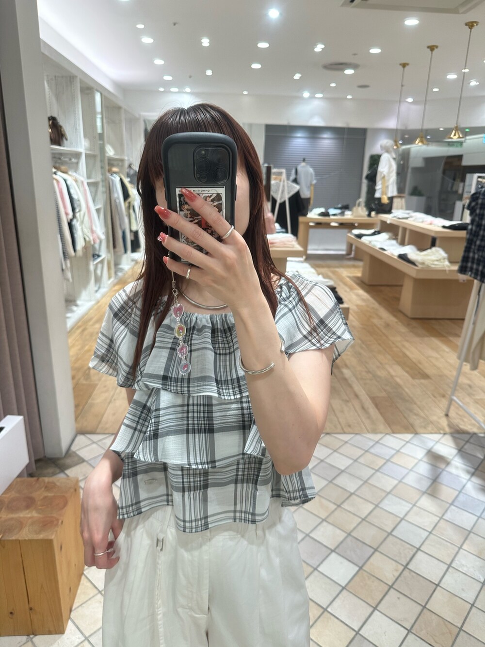 ブラック系のシャツ/ブラウス、ホワイト系のその他パンツ、シルバー系のサンダルを着用したレディースの夏コーディネートの4枚目の写真