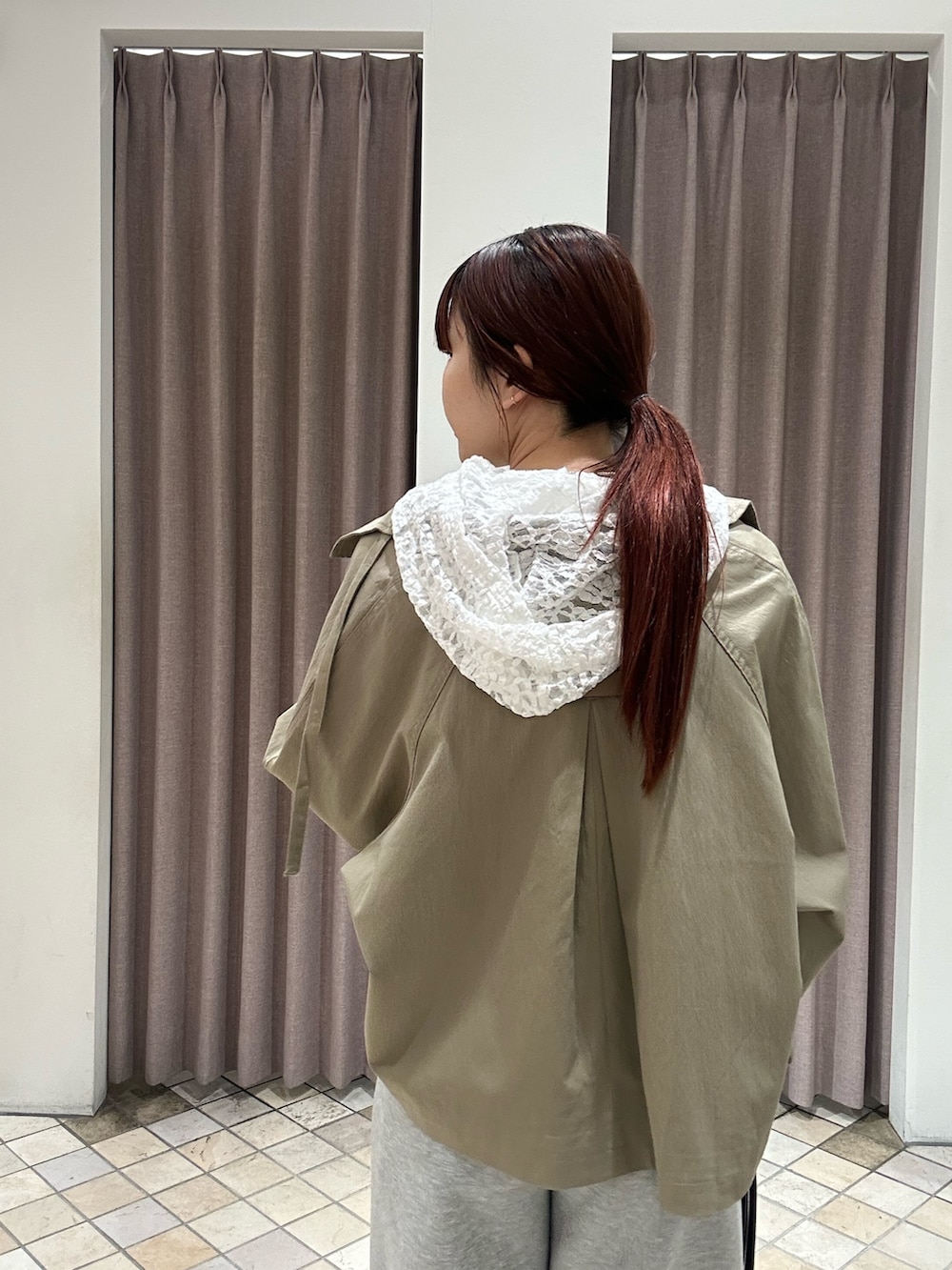 グレー系のスウェットパンツ、ブラック系のショルダーバッグ、ブラック系のパンプスを着用したレディースの冬コーディネートの4枚目の写真