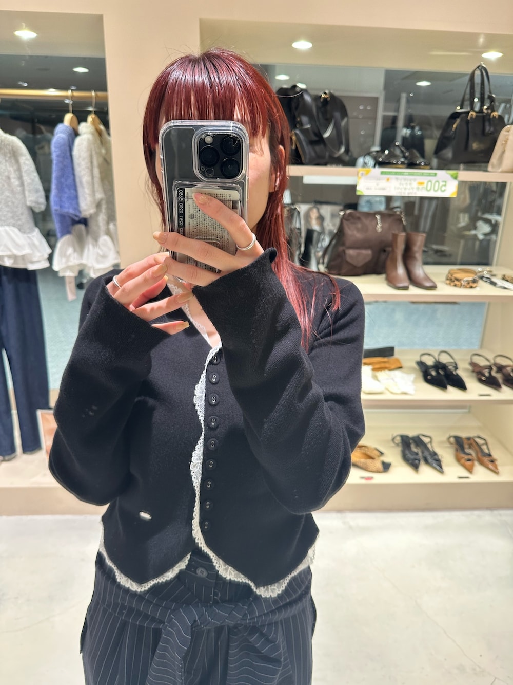 ブラック系のカーディガン/ボレロ、ブラック系のその他シューズ、ブルー系のその他パンツを着用したレディースの秋コーディネートの3枚目の写真