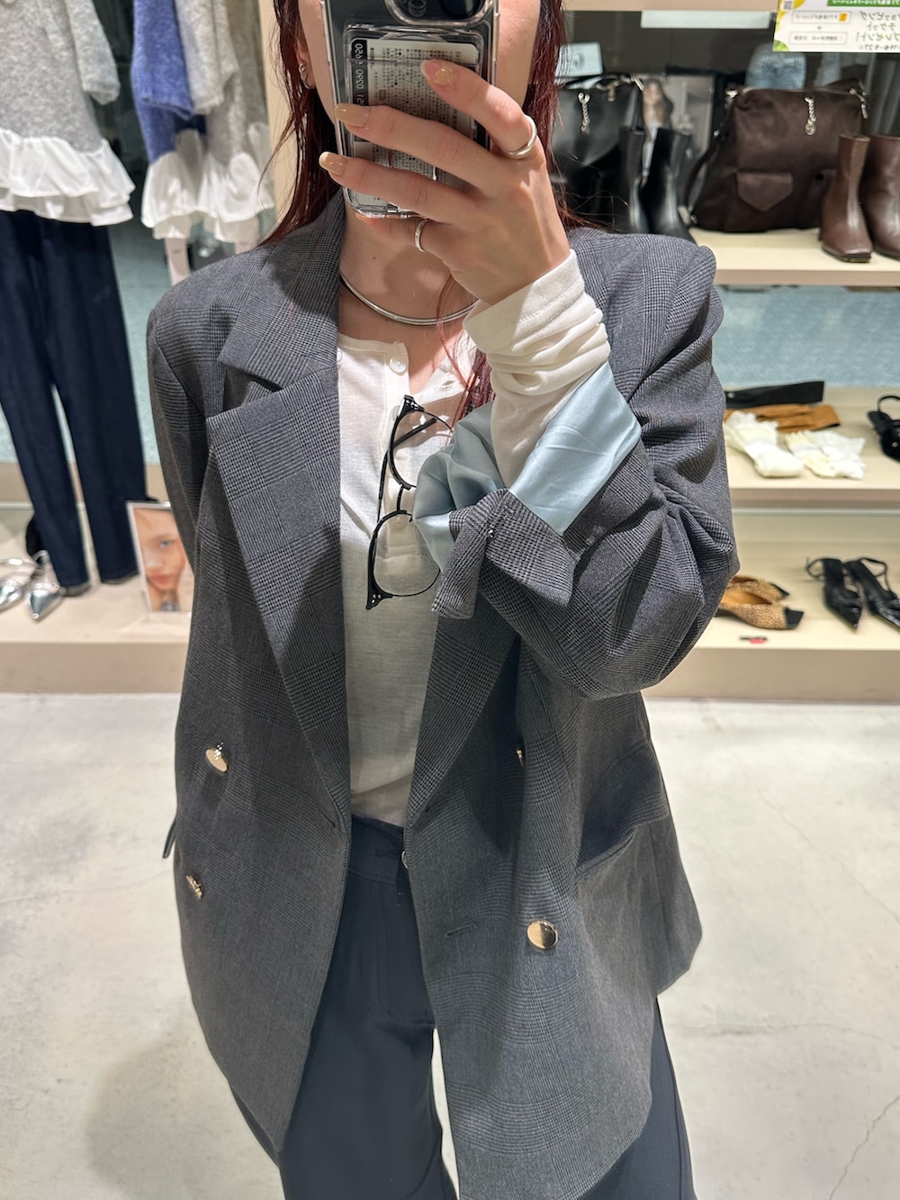 グレー系のテーラードジャケット、グレー系のその他パンツ、ホワイト系のTシャツ/カットソーを着用したレディースの秋コーディネートの3枚目の写真