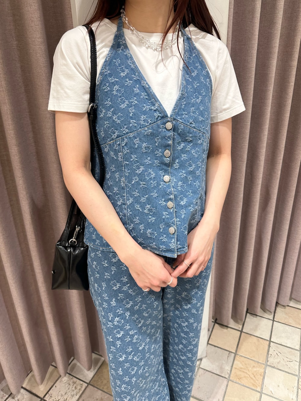 ブルー系のセットアップ、シルバー系のパンプス、ホワイト系のTシャツ/カットソーを着用したレディースの春コーディネートの3枚目の写真