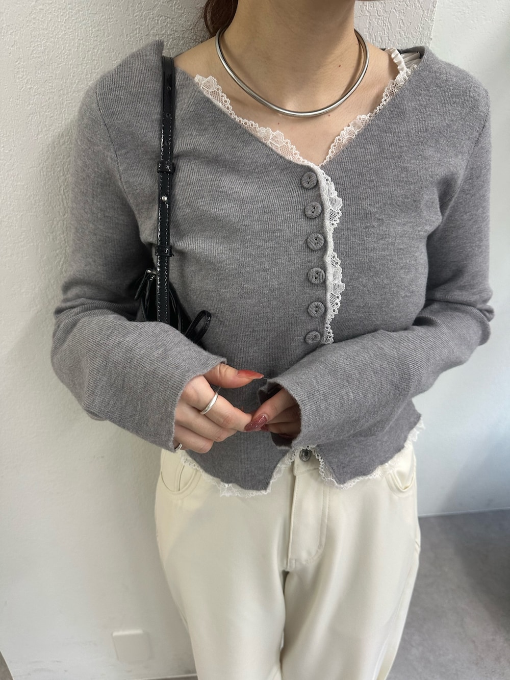 ホワイト系のその他パンツ、グレー系のカーディガン/ボレロ、シルバー系のリングを着用したレディースの秋コーディネートの4枚目の写真