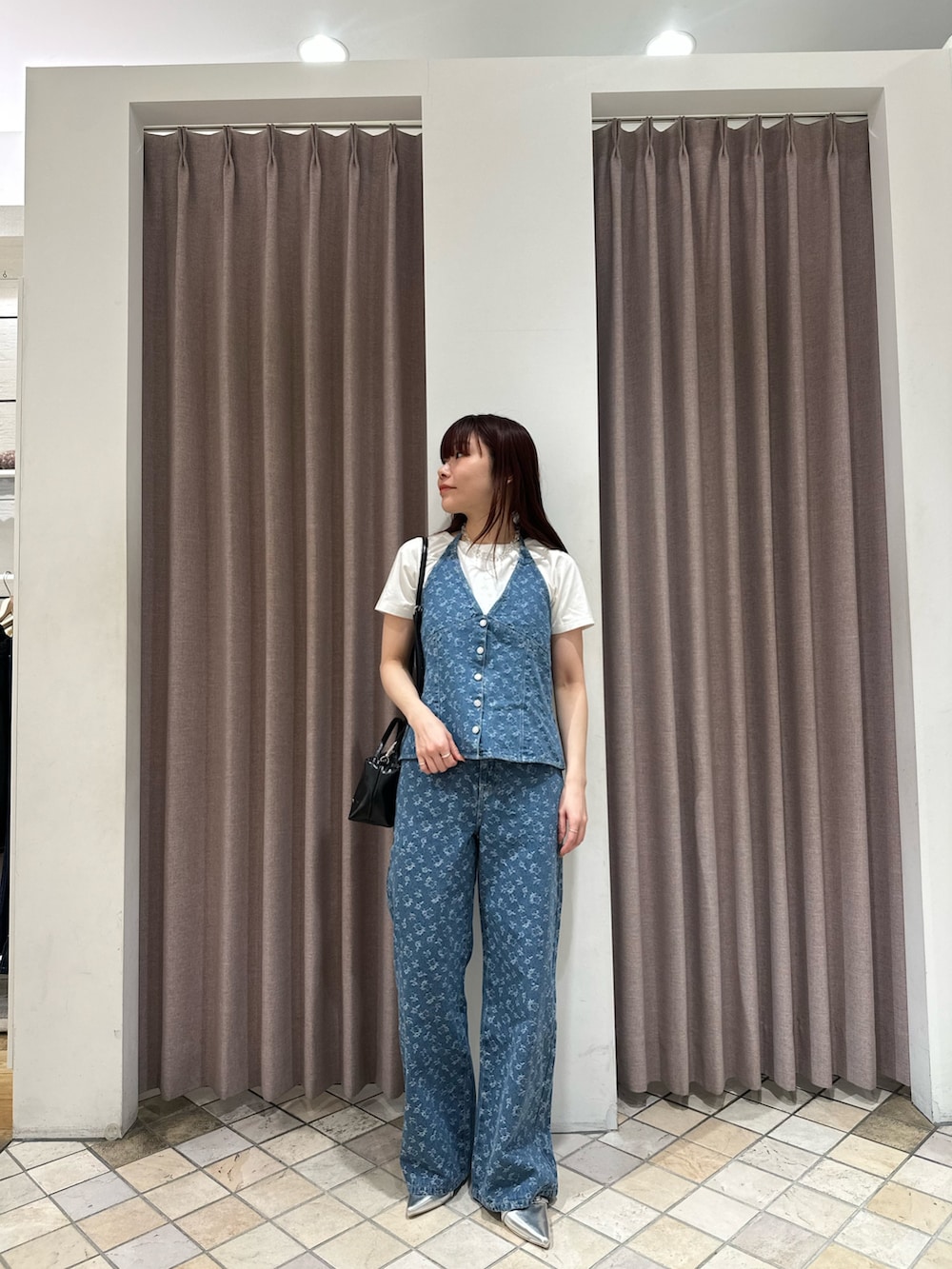 ブルー系のセットアップ、シルバー系のパンプス、ホワイト系のTシャツ/カットソーを着用したレディースの春コーディネートの2枚目の写真