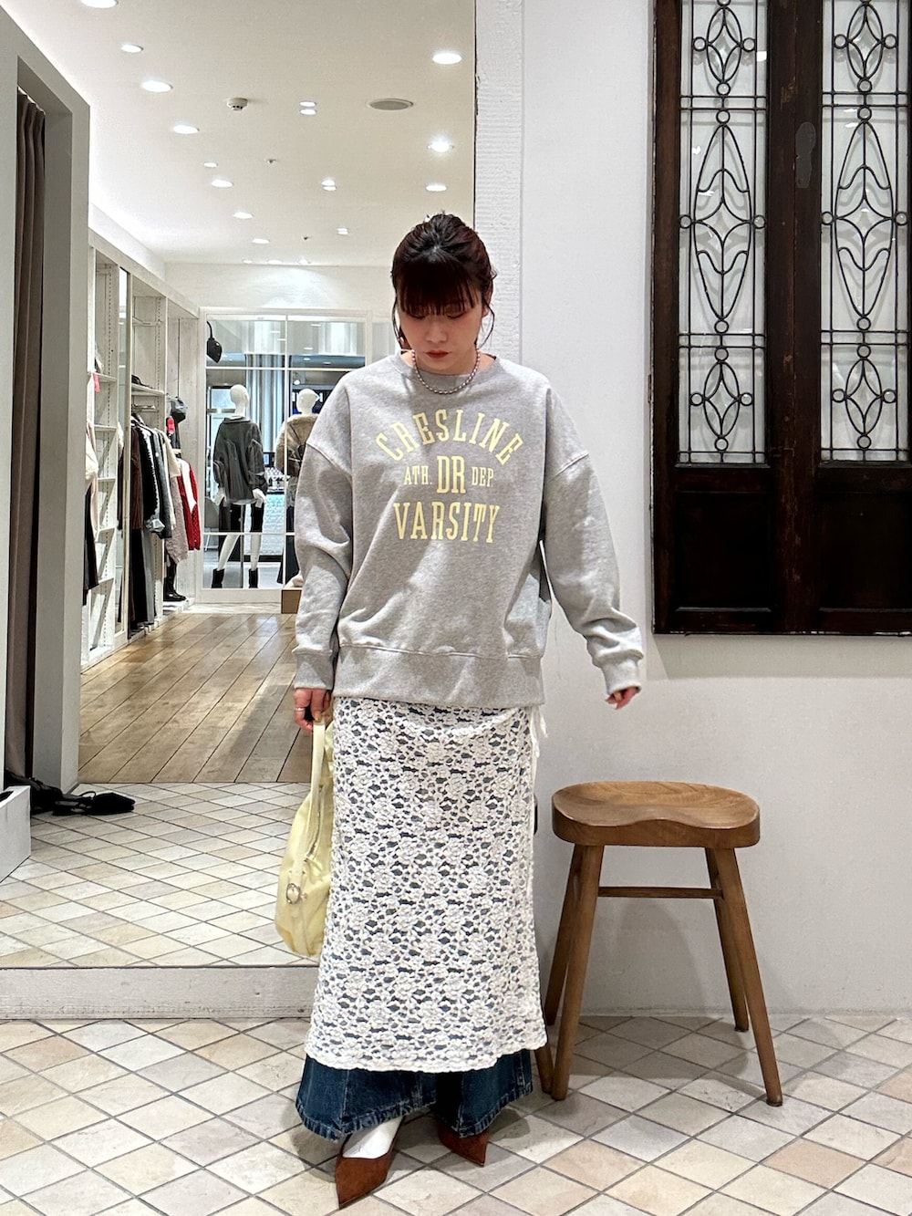 グレー系のTシャツ/カットソー、ブラック系のその他アウター、ホワイト系のスカートを着用したレディースの冬コーディネートの3枚目の写真