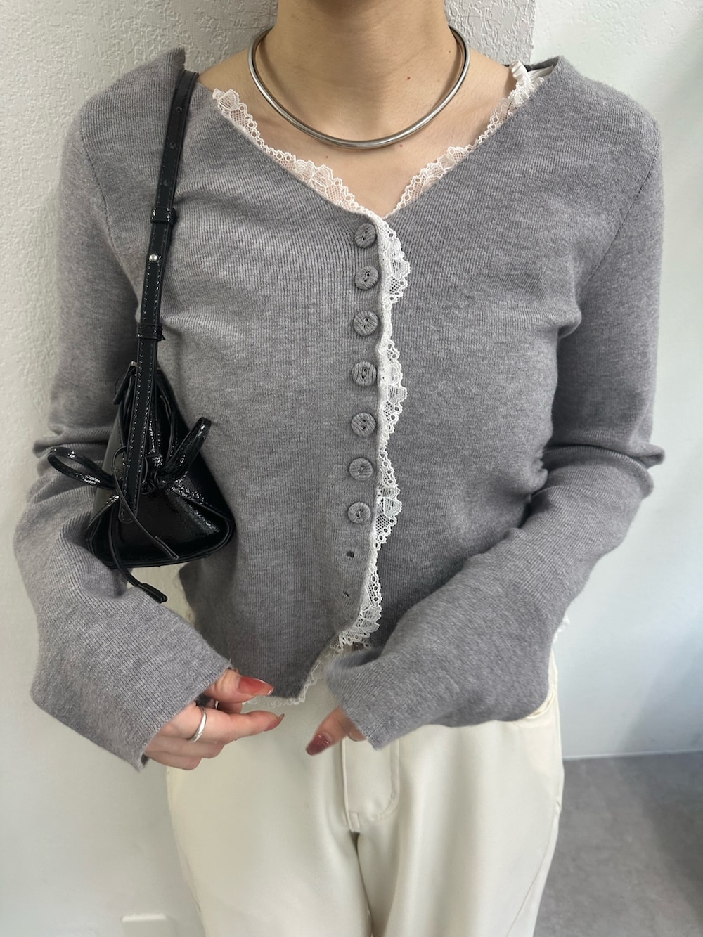 ホワイト系のその他パンツ、グレー系のカーディガン/ボレロ、シルバー系のリングを着用したレディースの秋コーディネートの3枚目の写真