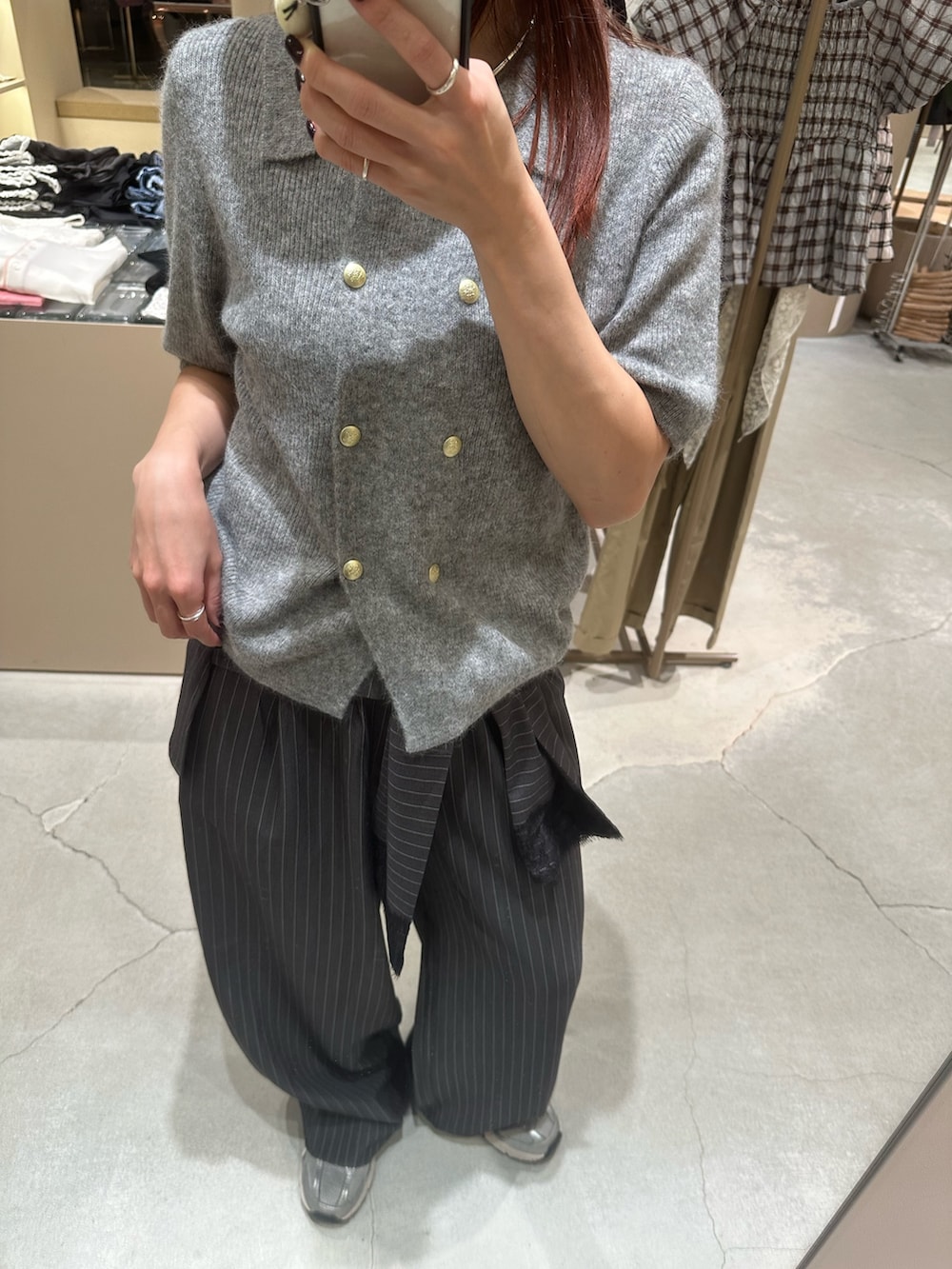 グレー系のカーディガン/ボレロ、グレー系のその他パンツを着用したレディースの夏コーディネートの3枚目の写真