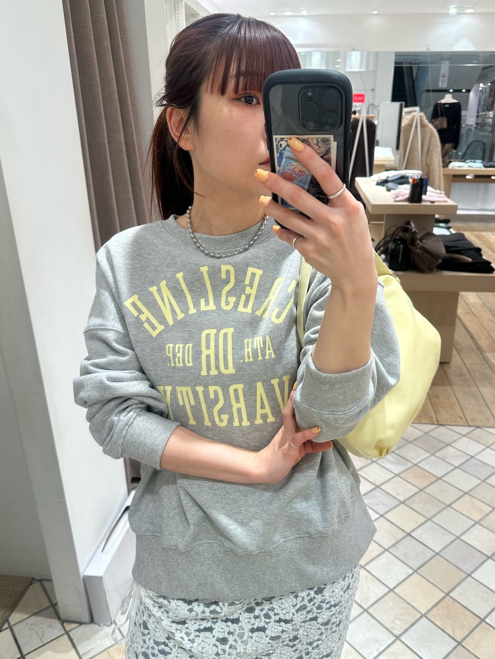 グレー系のTシャツ/カットソー、ブラック系のその他アウター、ホワイト系のスカートを着用したレディースの冬コーディネートの6枚目の写真