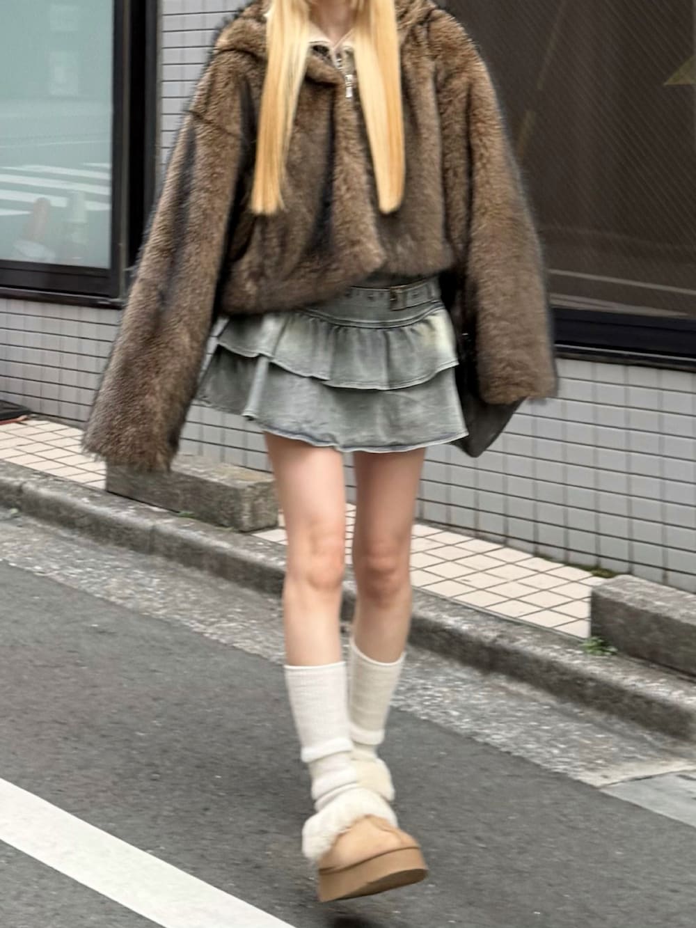 ブラウン系のその他アウター、ブラウン系のボストンバッグを着用したレディースの冬コーディネートの2枚目の写真