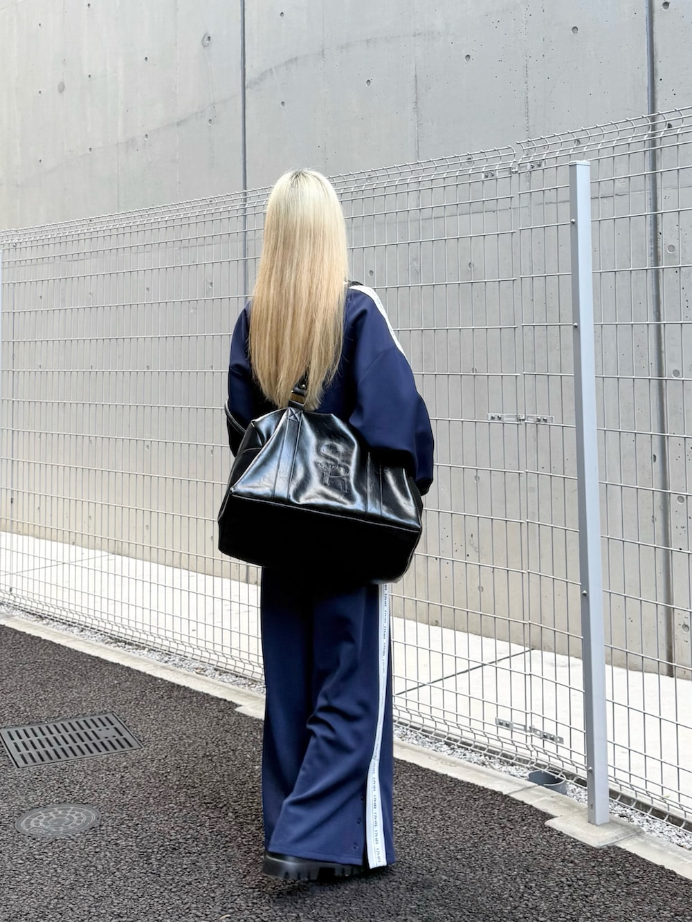 ブルー系のジャージ、ブルー系のその他パンツ、ブラック系のボストンバッグを着用したレディースの秋コーディネートの3枚目の写真