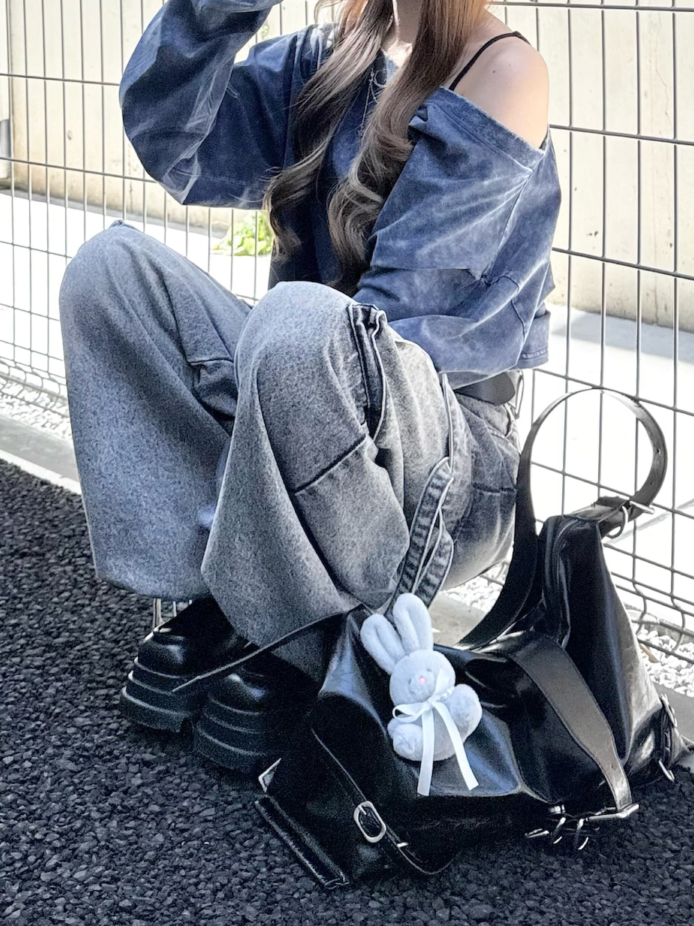 ブルー系のTシャツ/カットソー、グレー系のデニムパンツ、ブラック系のショルダーバッグを着用したレディースの春コーディネートの3枚目の写真