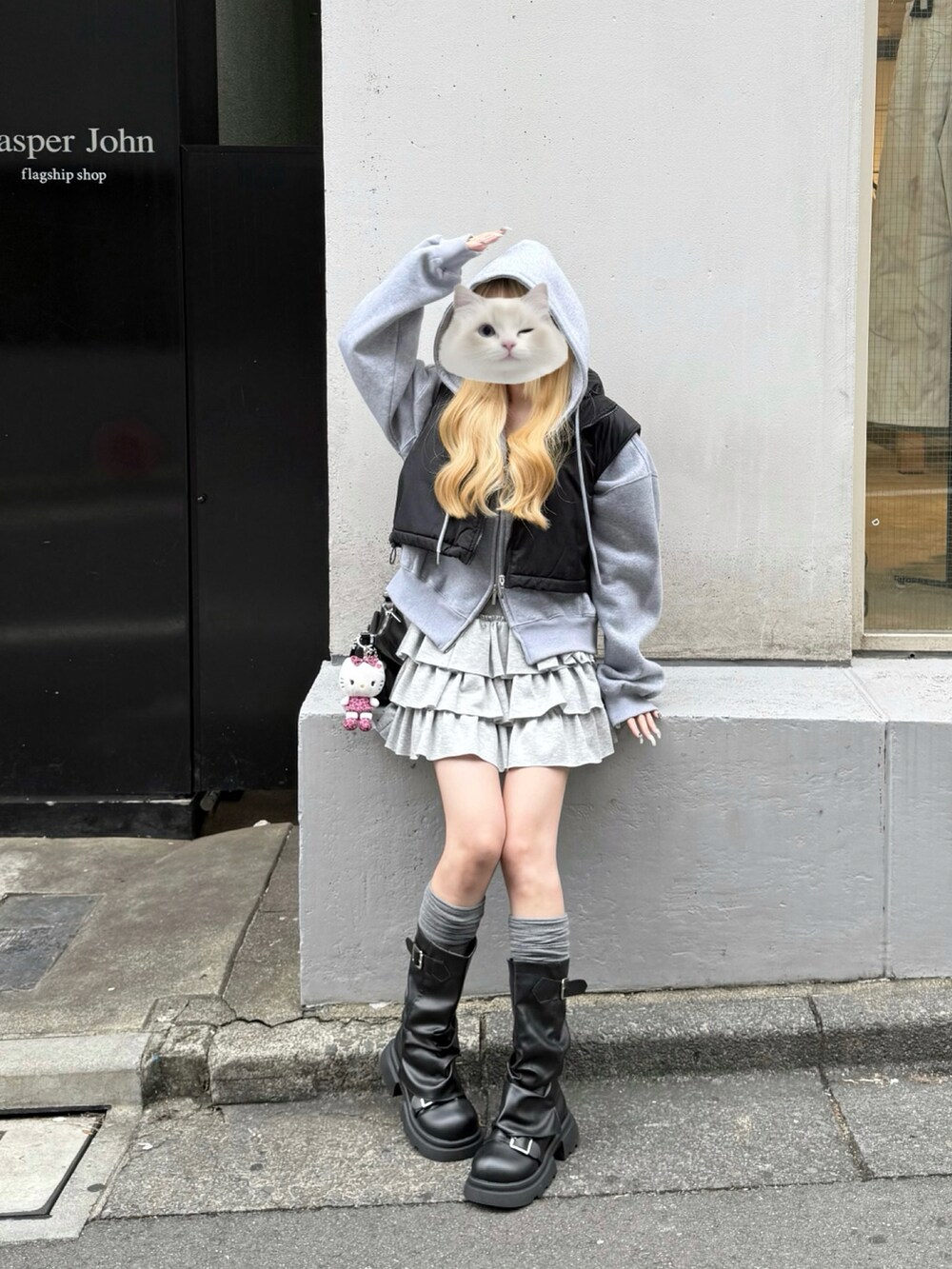 グレー系のパーカー、グレー系のスカート、ブラック系のショルダーバッグを着用したレディースの秋コーディネートの3枚目の写真