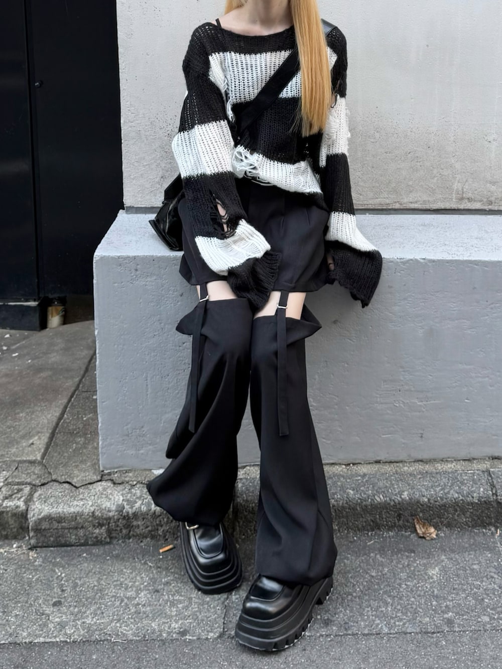 ブラック系のショルダーバッグ、ブラック系のその他パンツ、ブラック系のローファーを着用したレディースの秋コーディネートの4枚目の写真