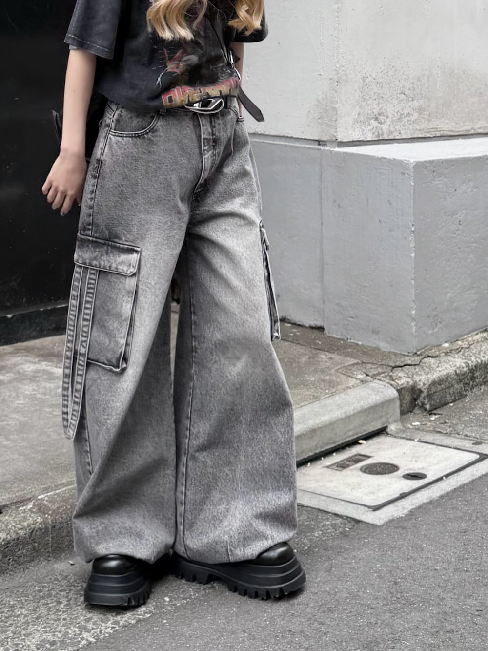 グレー系のデニムパンツ、ブラック系のTシャツ/カットソー、ブラック系のショルダーバッグを着用したレディースの夏コーディネートの2枚目の写真