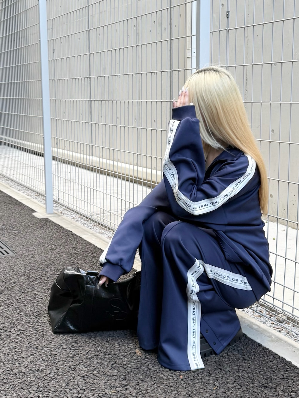 ブルー系のジャージ、ブルー系のその他パンツ、ブラック系のボストンバッグを着用したレディースの秋コーディネートの2枚目の写真