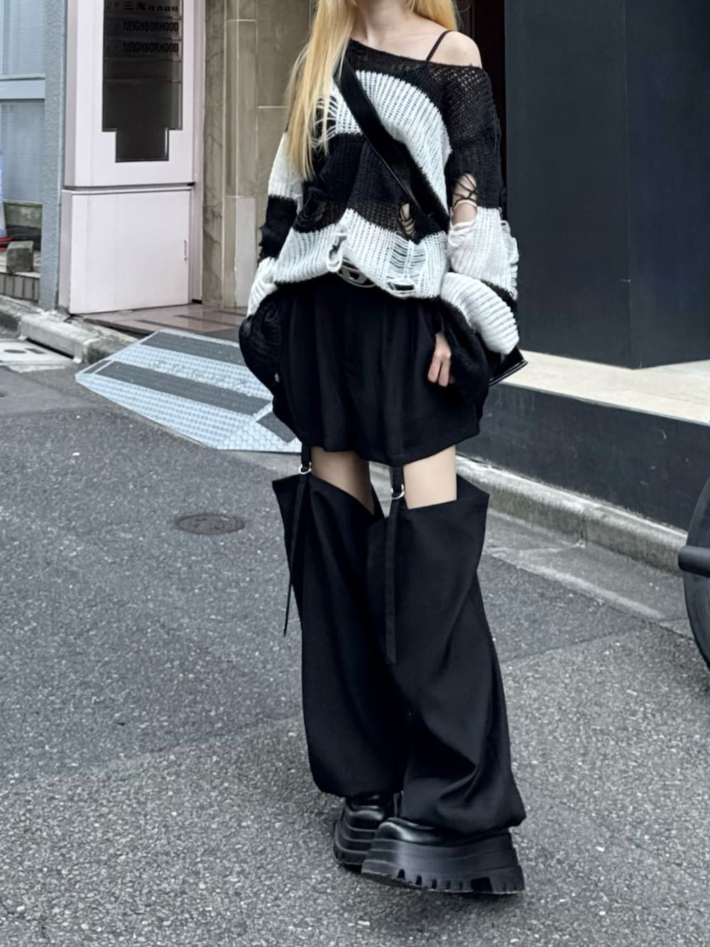 ブラック系のショルダーバッグ、ブラック系のその他パンツ、ブラック系のローファーを着用したレディースの秋コーディネートの2枚目の写真