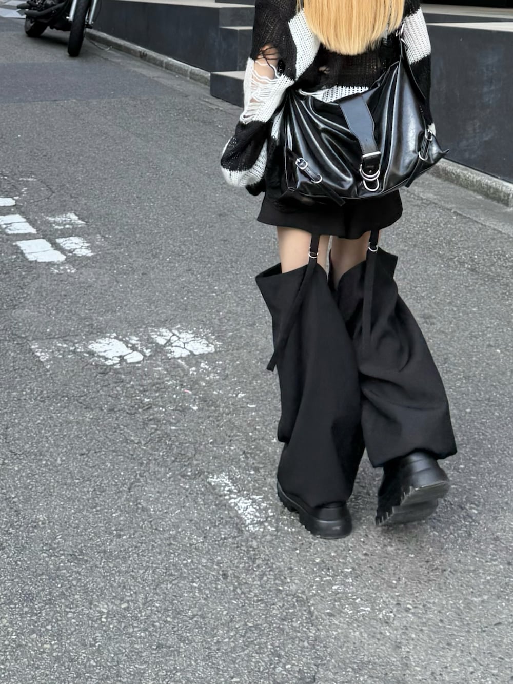 ブラック系のショルダーバッグ、ブラック系のその他パンツ、ブラック系のローファーを着用したレディースの秋コーディネートの3枚目の写真