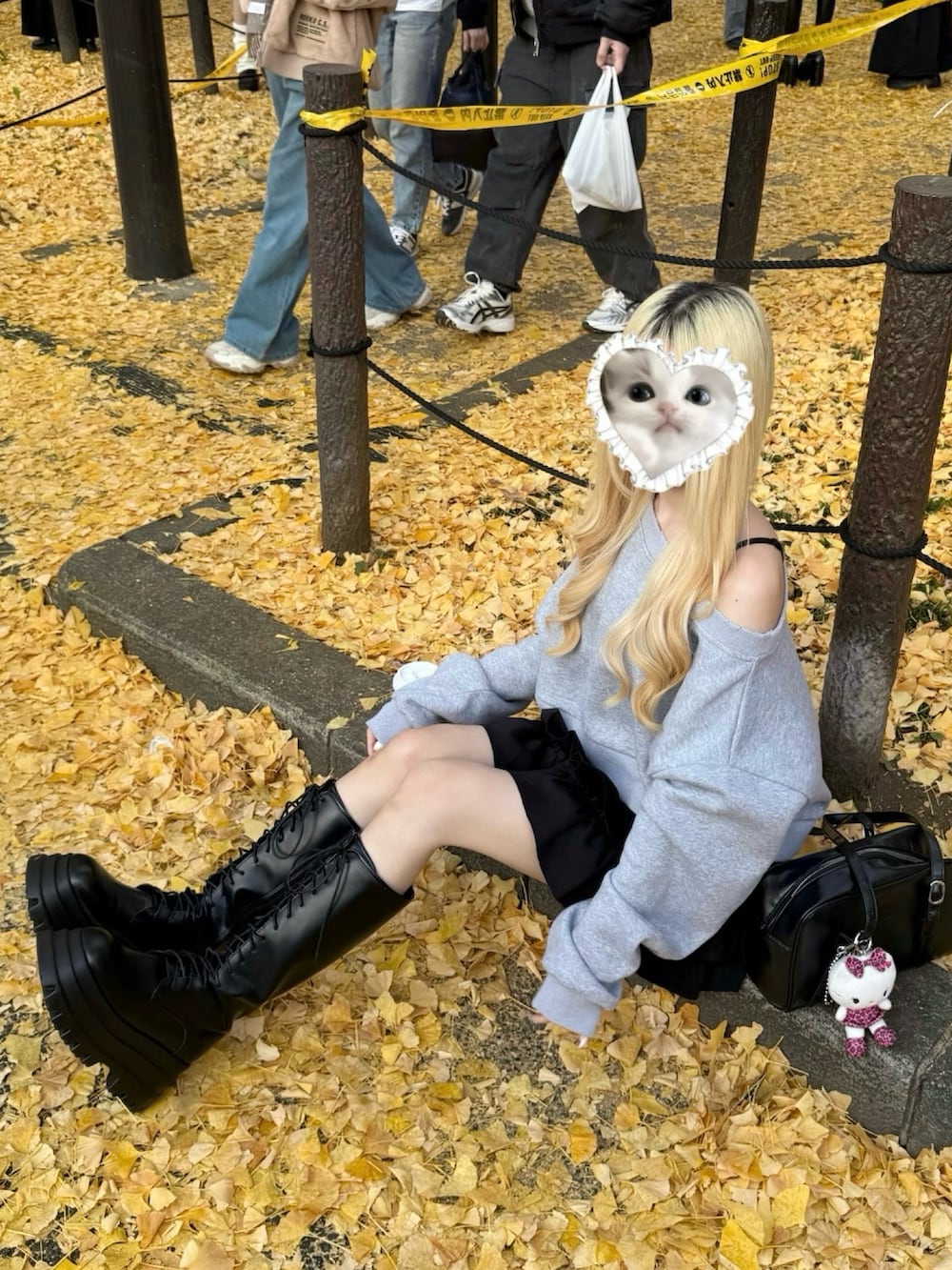 ブラック系のブーツ、グレー系のスウェット、ブラック系のスカートを着用したレディースの秋コーディネートの4枚目の写真