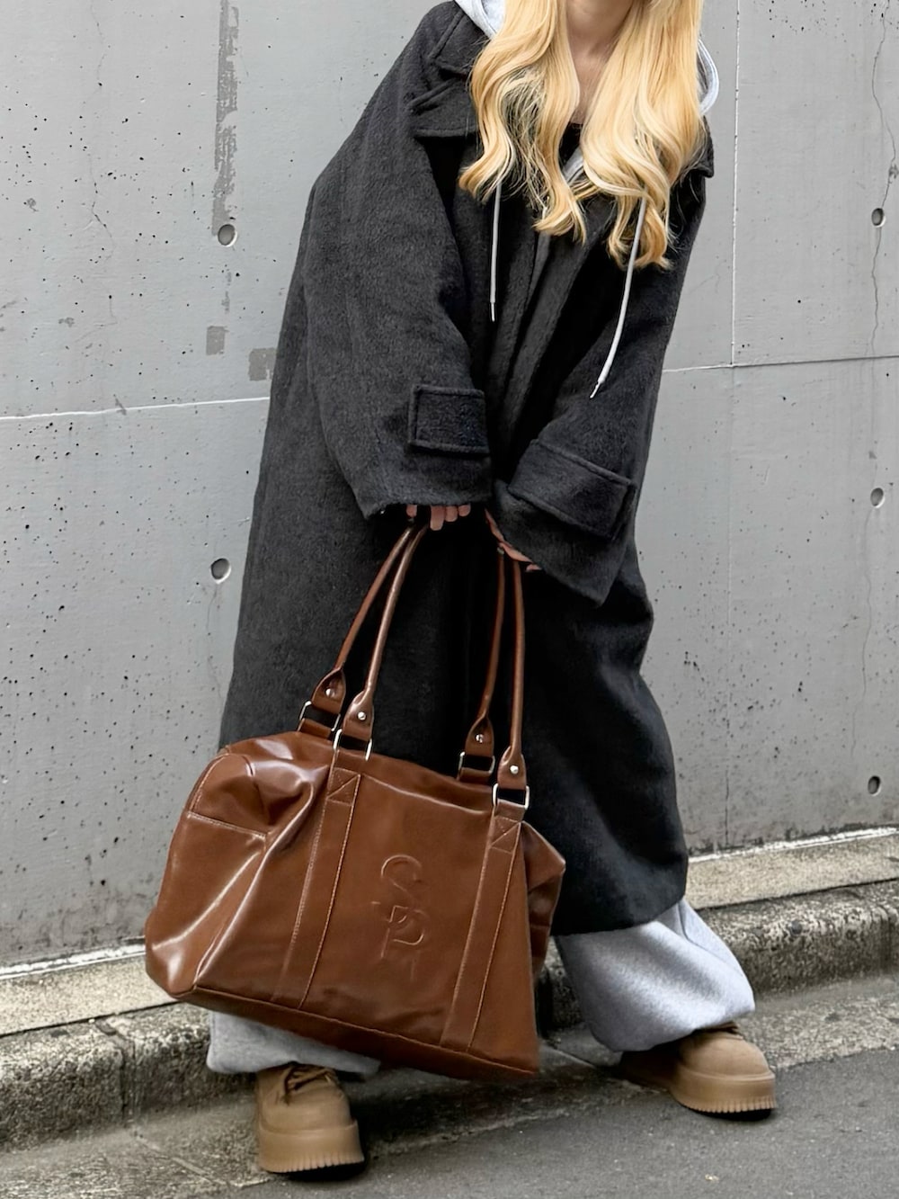 グレー系のその他アウター、グレー系のパーカー、グレー系のスウェットパンツを着用したレディースの冬コーディネートの2枚目の写真