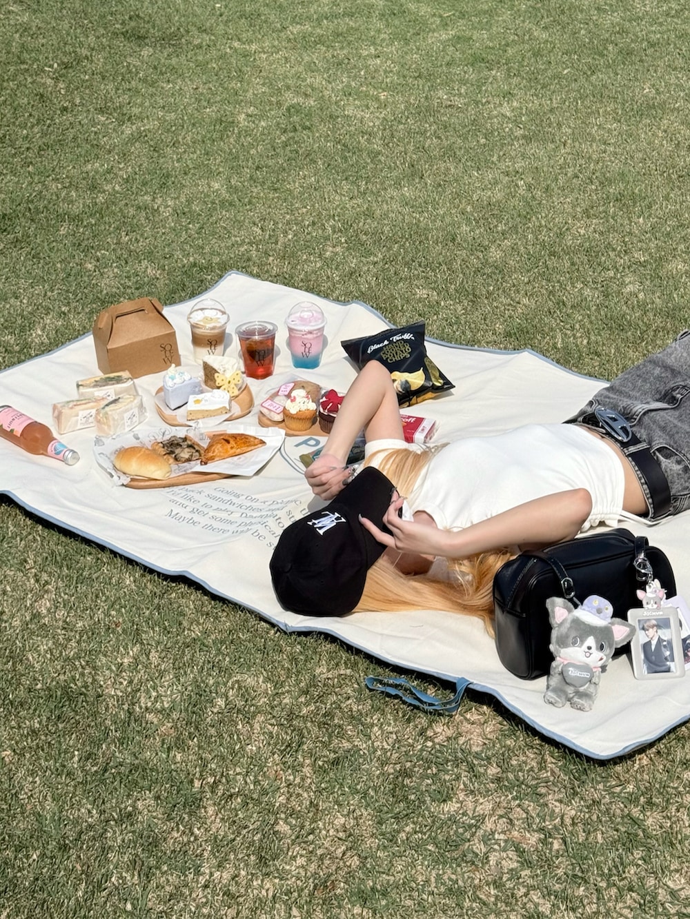 ホワイト系のTシャツ/カットソー、グレー系のデニムパンツ、ホワイト系のスニーカーを着用したレディースの春コーディネートの2枚目の写真