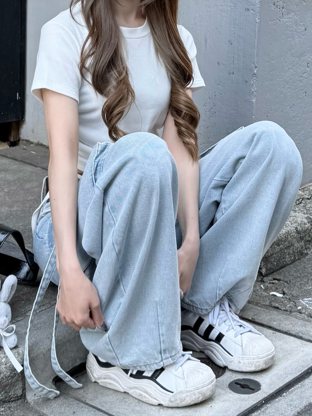 「夏コーデ、Tシャツコーデ、デニムコーデ、韓国コーデ、韓国ストリート、カジュアルストリート」｜「DIESELのレディース ベルト B-1DR W（ベルト、ブラック系）」を使った、０１７さん（骨格ウェーブ・レディース・159cm）の春コーディネートの2枚目の写真