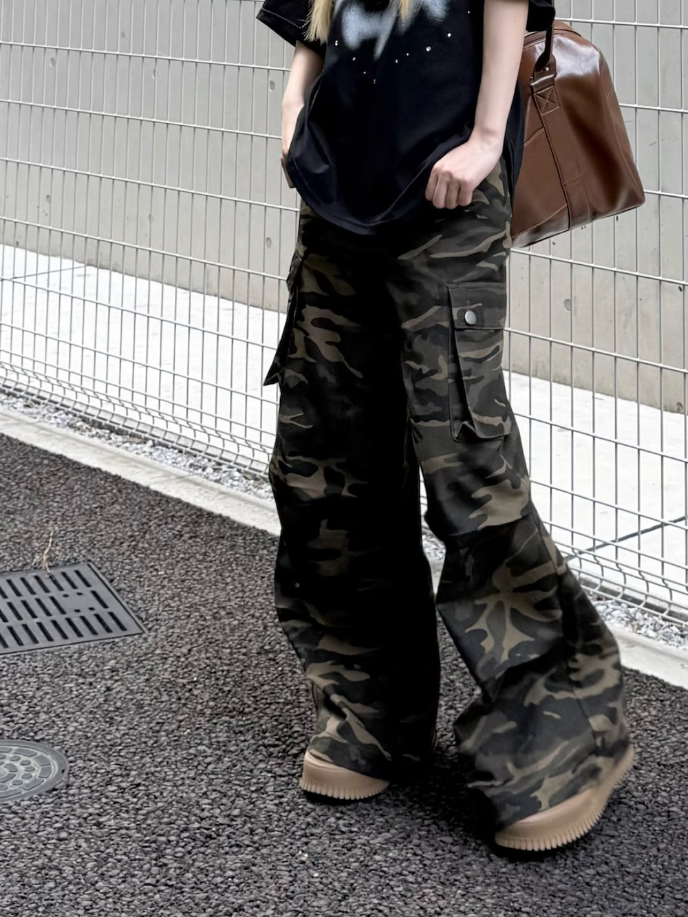 ブラック系のTシャツ/カットソー、その他のカーゴパンツ、ブラウン系のボストンバッグを着用したレディースの夏コーディネートの4枚目の写真