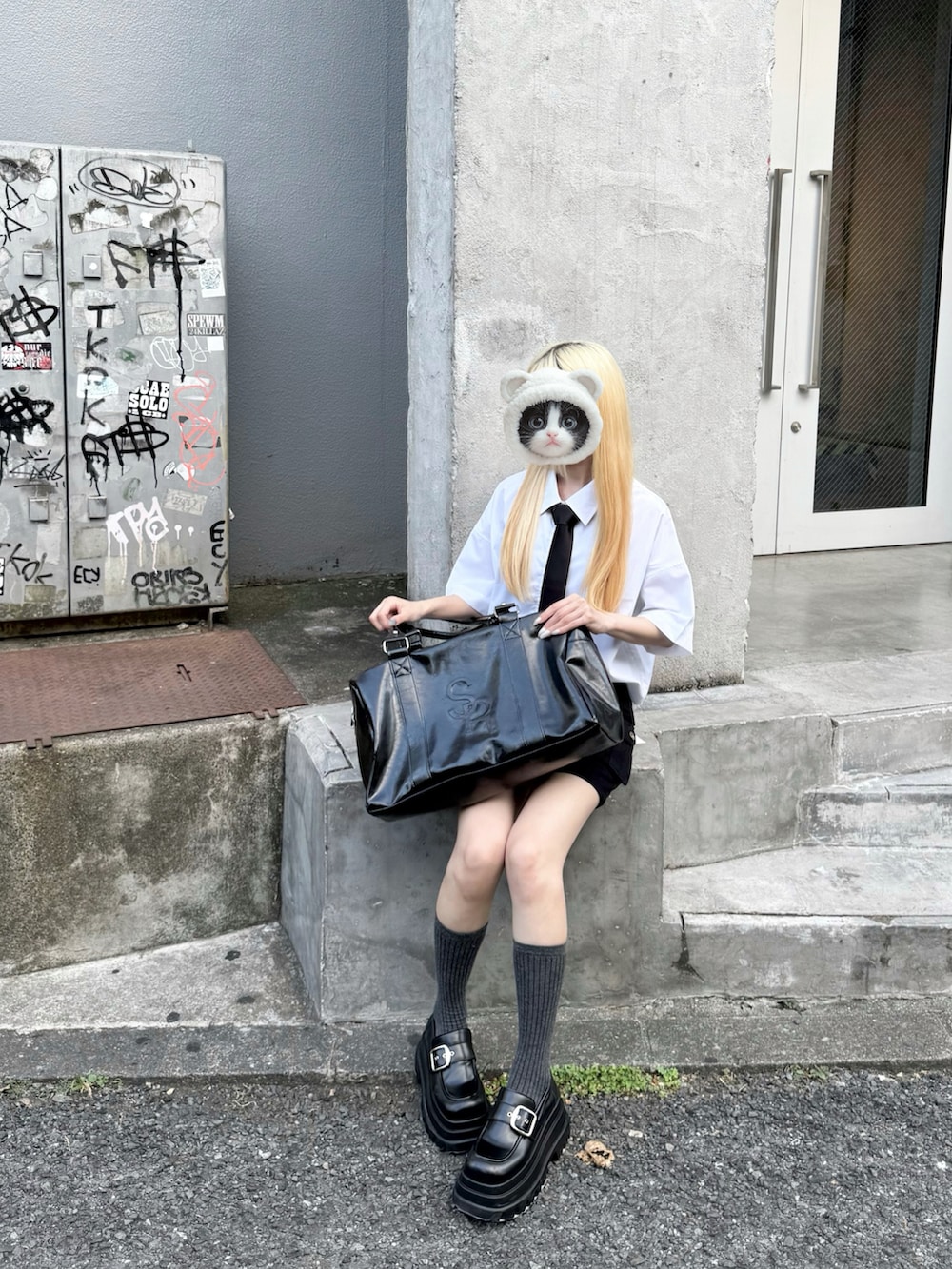 ホワイト系のシャツ/ブラウス、ブラック系のボストンバッグ、ブラック系のネクタイを着用したレディースの秋コーディネートの2枚目の写真