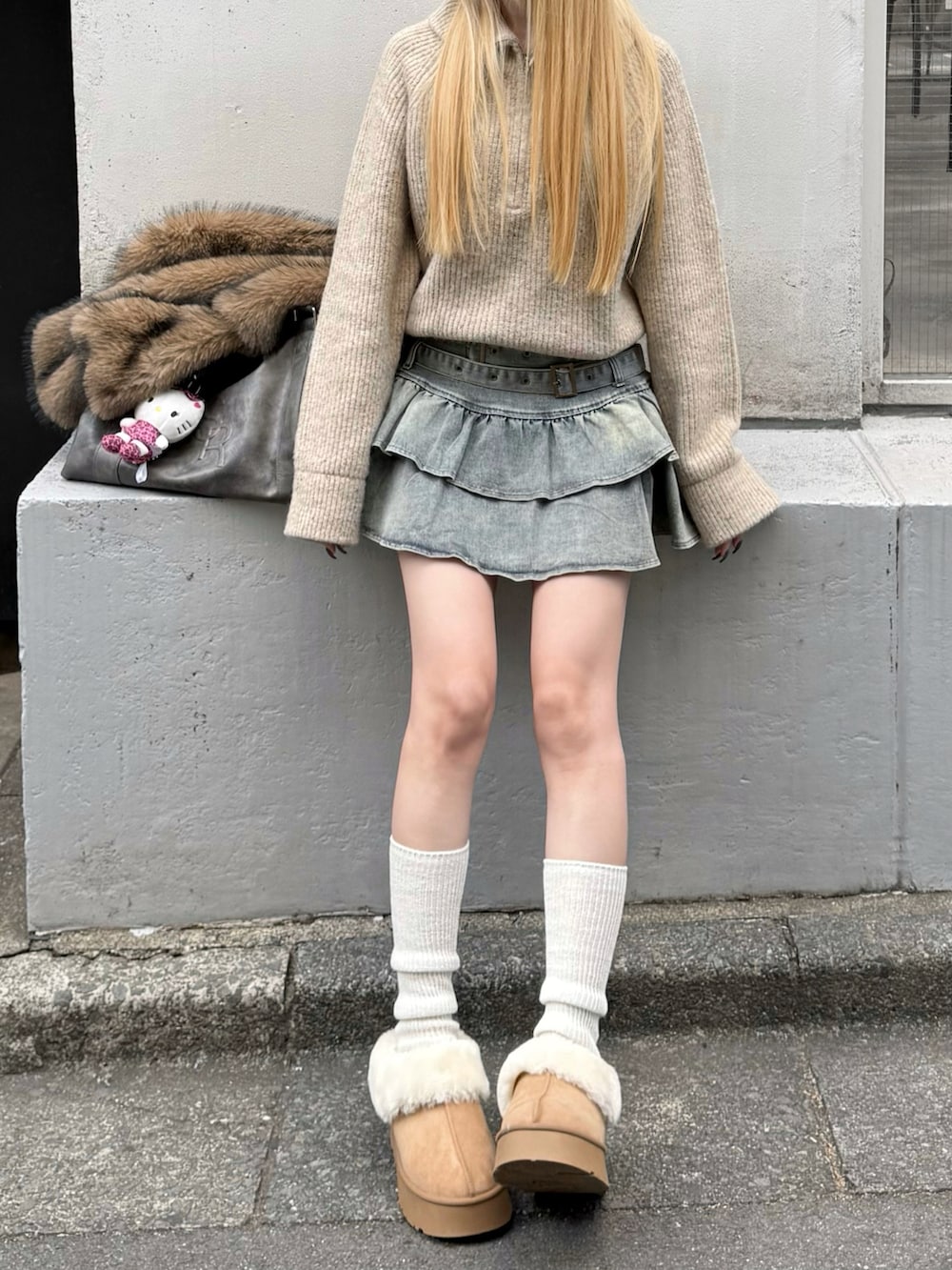 ブラウン系のその他アウター、ブラウン系のボストンバッグを着用したレディースの冬コーディネートの3枚目の写真