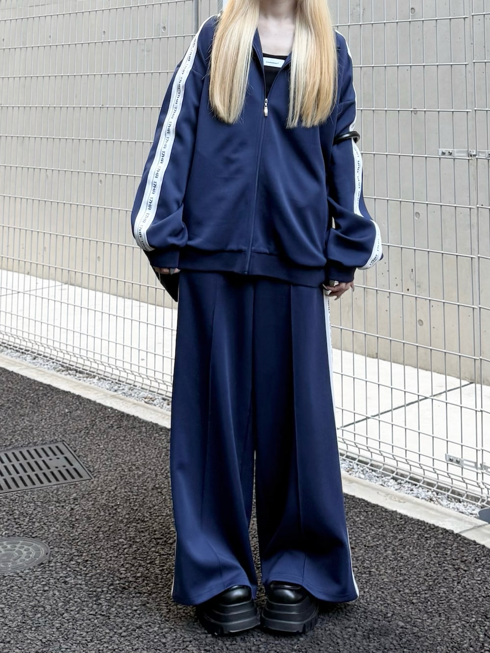 ブルー系のジャージ、ブルー系のその他パンツ、ブラック系のボストンバッグを着用したレディースの秋コーディネートの4枚目の写真