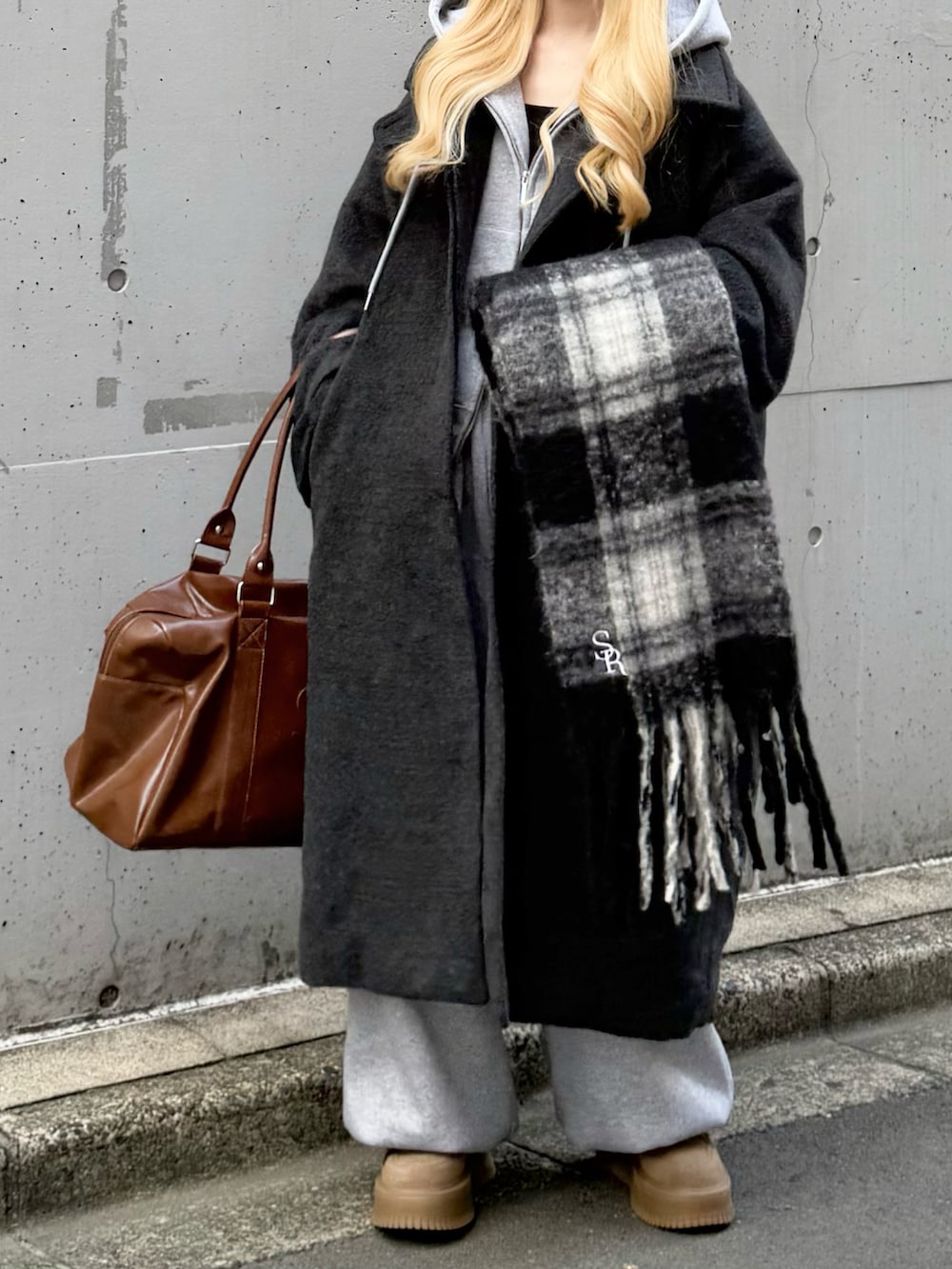 グレー系のその他アウター、グレー系のパーカー、グレー系のスウェットパンツを着用したレディースの冬コーディネートの3枚目の写真