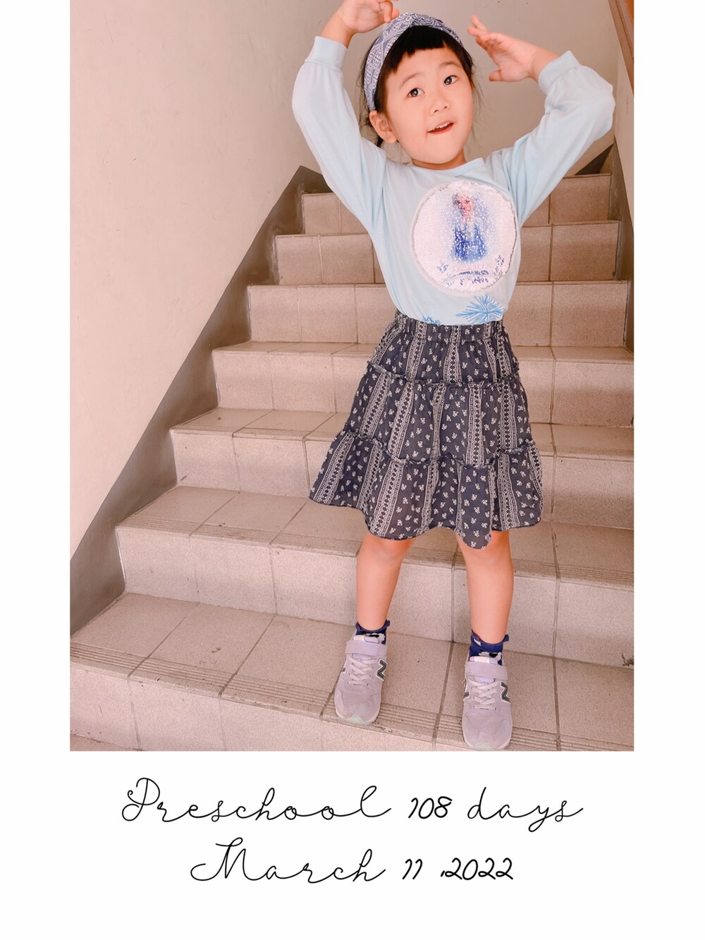 パープル系のスニーカーを着用したキッズの春コーディネートの2枚目の写真