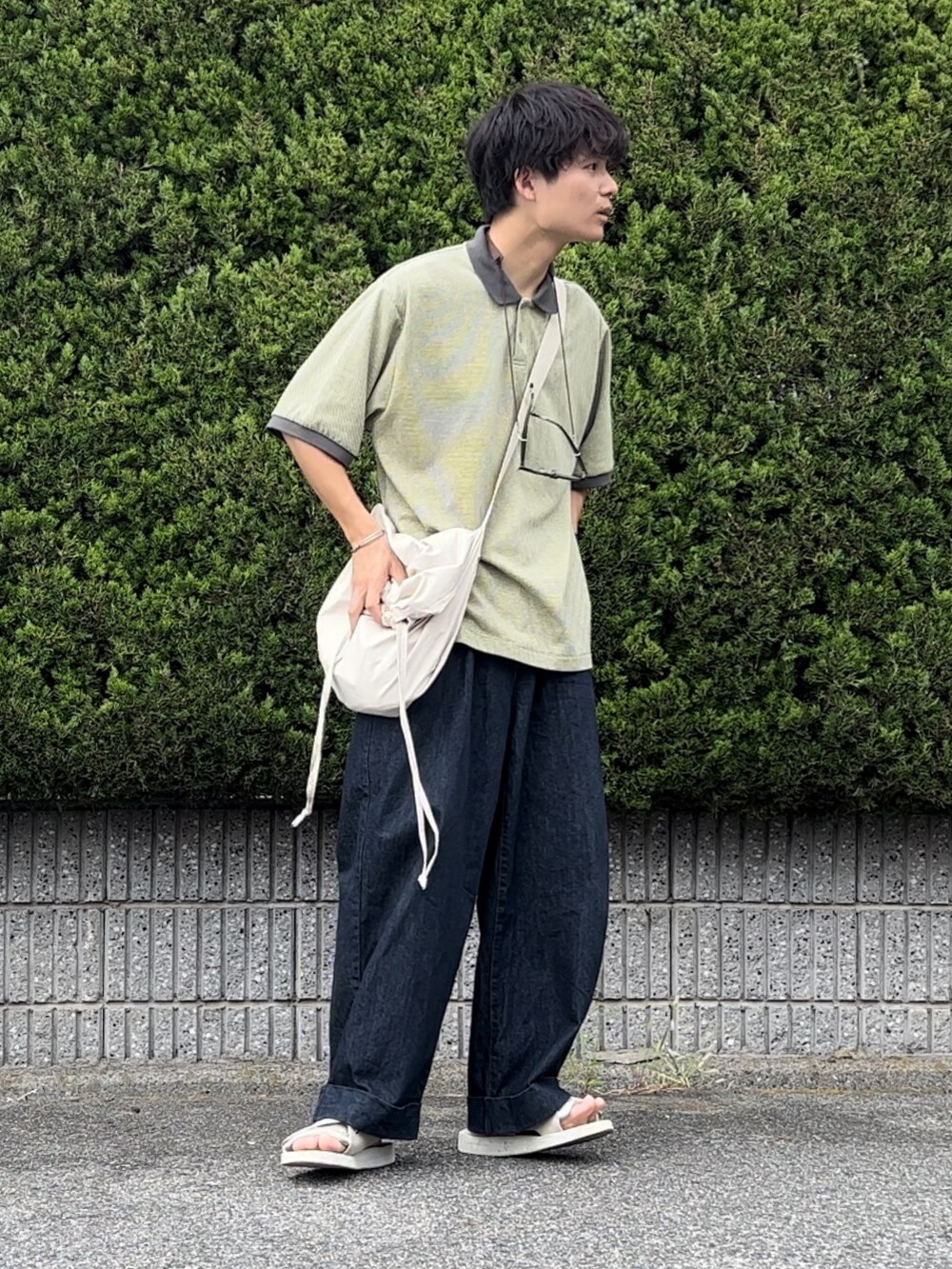 「オーバーサイズ、シンプル、カジュアルコーデ、シンプルコーデ、ポロシャツ、WEARyouthコーデ、ボーダートップス、デニム、お出かけコーデ、服にわか勢」｜「WHIMSICの【UNISEX】マイクロボーダーポロシャツ（ポロシャツ、イエロー系）」を使った、間井谷　勇生【大阪美容師】さん（メンズ・169cm）の秋コーディネートの3枚目の写真