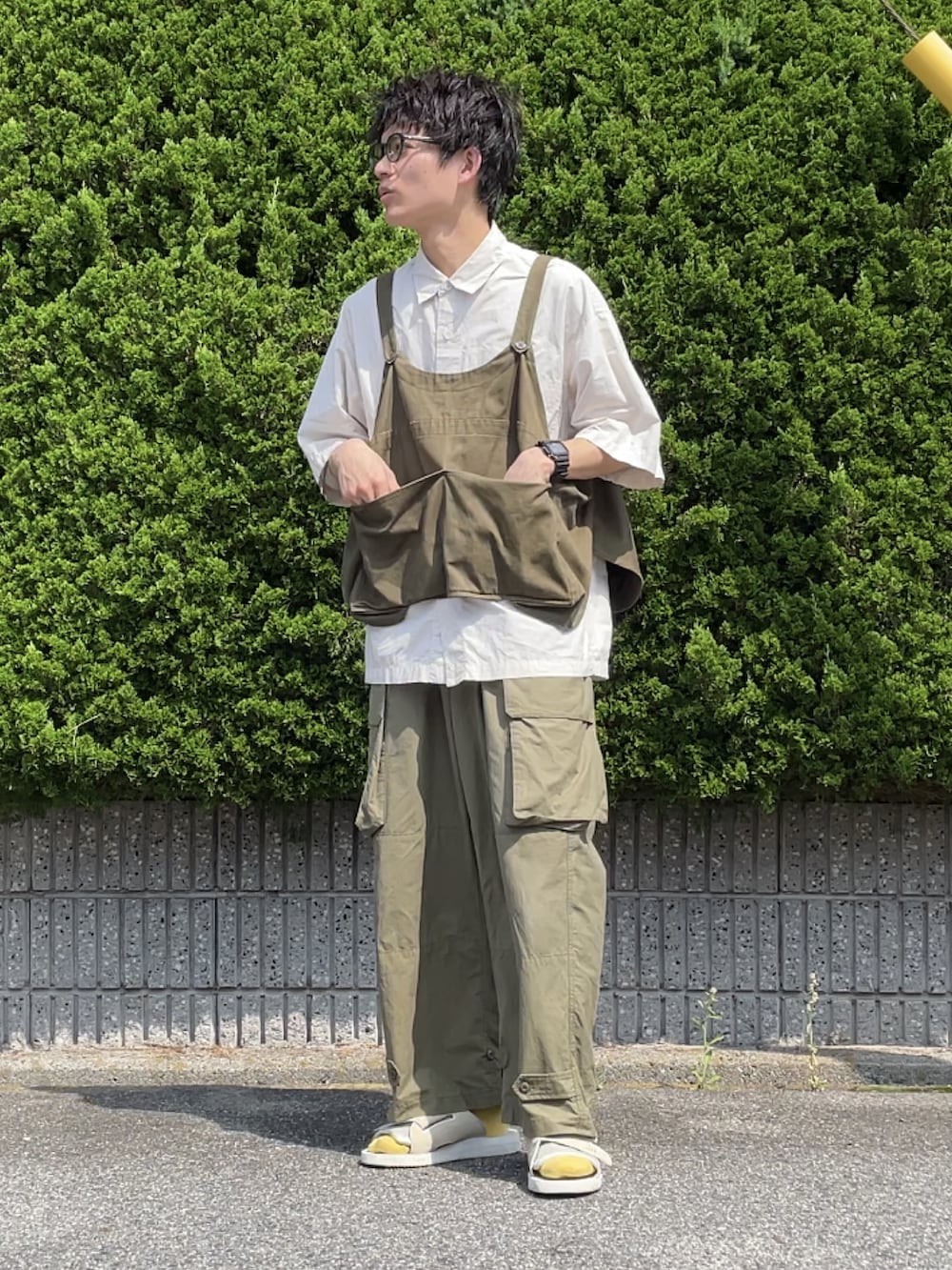 「カジュアルコーデ、WEARyouthコーデ、カーゴパンツ、ミリタリーコーデ、ミリタリー、ベスト、エプロンベスト、カーキ、ビッグシルエット、服にわか勢」｜「kutirのミリタリーエプロンペーパーベスト（ベスト、グリーン系）」を使った、間井谷　勇生【大阪美容師】さん（メンズ・169cm）の夏コーディネートの2枚目の写真