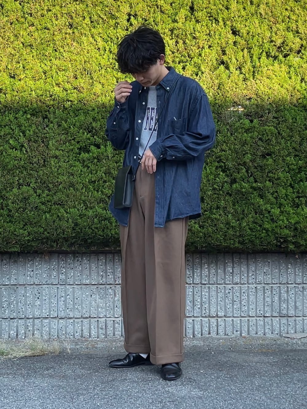 ブルー系のシャツ/ブラウス、グレー系のTシャツ/カットソー、ブラック系のショルダーバッグを着用したメンズの秋コーディネートの2枚目の写真