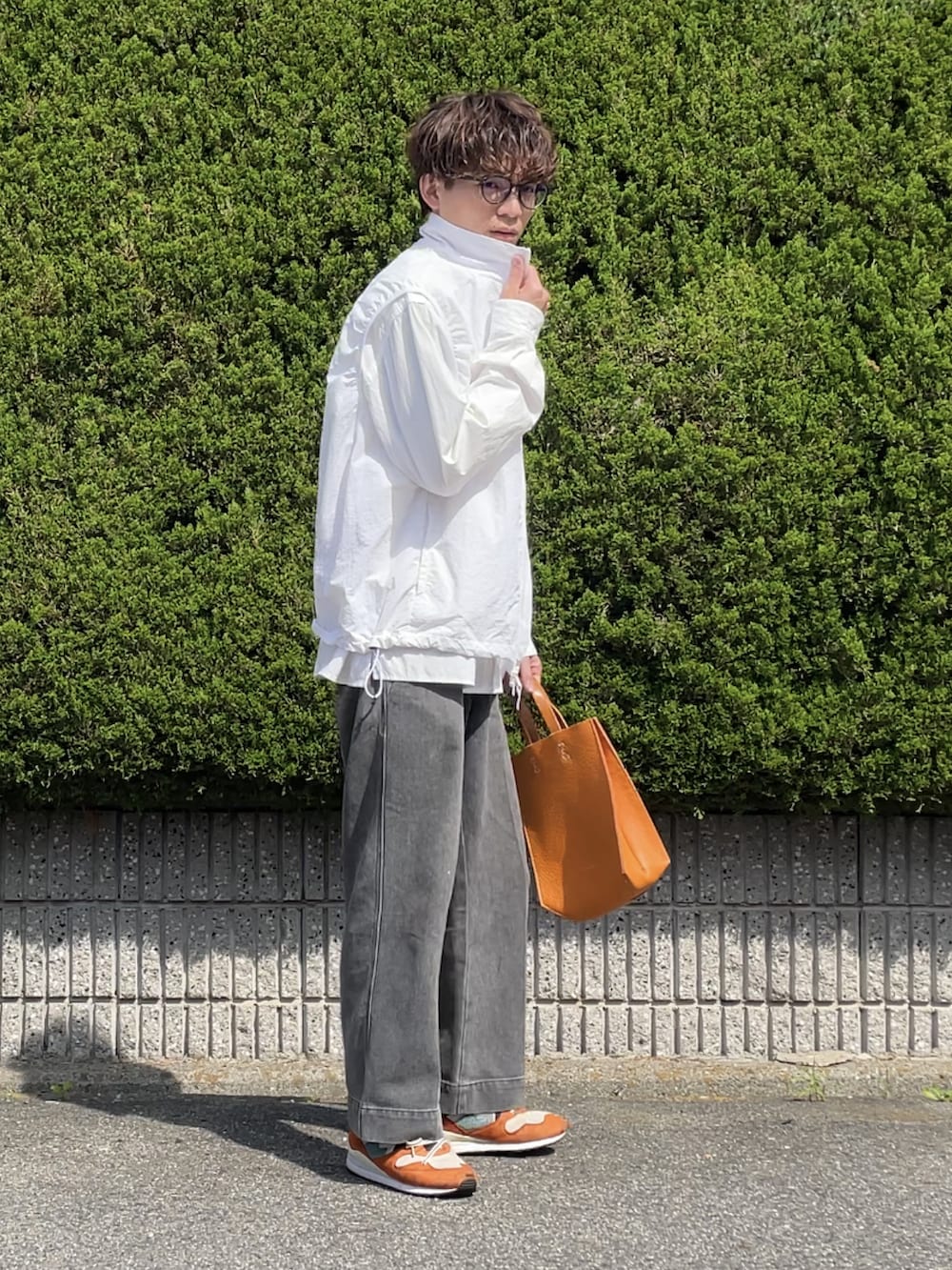 「メンズファッション、大人コーデ、お洒落さんとつながりたい、春、白ベスト、ベスト、シンプルスタイル、カジュアル、スニーカーコーデ、服にわか勢」｜「FREAK'S STOREのアイテム（ベスト、ホワイト系）」を使った、間井谷　勇生【大阪美容師】さん（メンズ・169cm）の春コーディネートの2枚目の写真