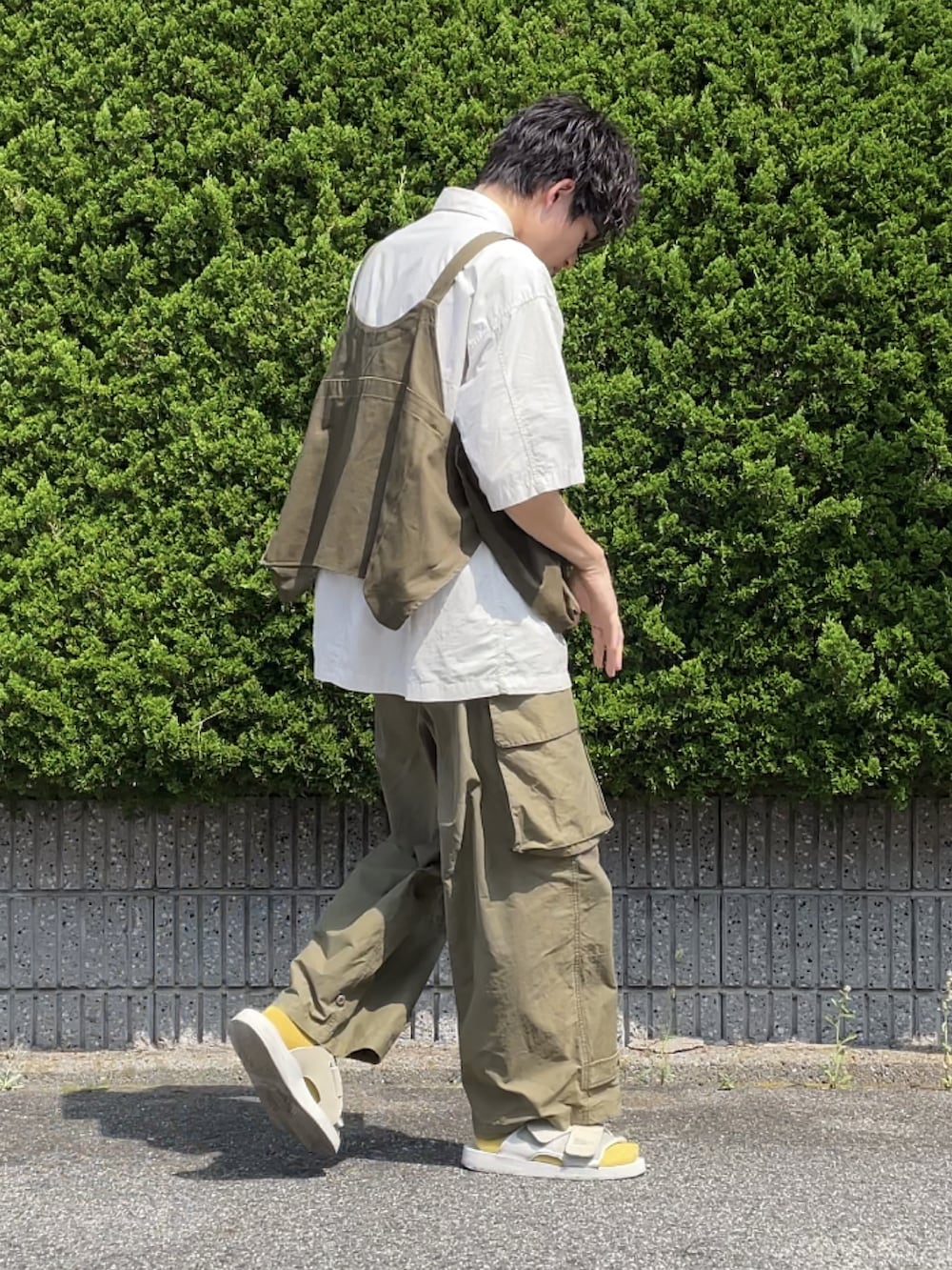 「カジュアルコーデ、WEARyouthコーデ、カーゴパンツ、ミリタリーコーデ、ミリタリー、ベスト、エプロンベスト、カーキ、ビッグシルエット、服にわか勢」｜「kutirのミリタリーエプロンペーパーベスト（ベスト、グリーン系）」を使った、間井谷　勇生【大阪美容師】さん（メンズ・169cm）の夏コーディネートの3枚目の写真