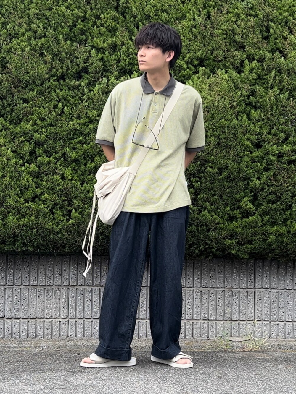 「オーバーサイズ、シンプル、カジュアルコーデ、シンプルコーデ、ポロシャツ、WEARyouthコーデ、ボーダートップス、デニム、お出かけコーデ、服にわか勢」｜「WHIMSICの【UNISEX】マイクロボーダーポロシャツ（ポロシャツ、イエロー系）」を使った、間井谷　勇生【大阪美容師】さん（メンズ・169cm）の秋コーディネートの2枚目の写真
