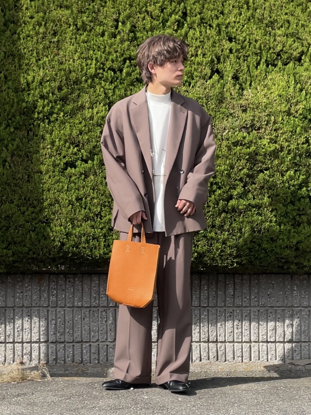 「大人コーデ、メンズコーデ、セットアップ、秋服コーデ、淡色コーデ、秋冬、低身長男子、セットアップスタイル、ブラウンコーデ、服にわか勢」｜「soerteのOversized double-breasted jacket/オーバーサイズダブルブレストジャケット（テーラードジャケット、ブラウン系）」を使った、間井谷　勇生【大阪美容師】さん（メンズ・169cm）の秋コーディネートの2枚目の写真