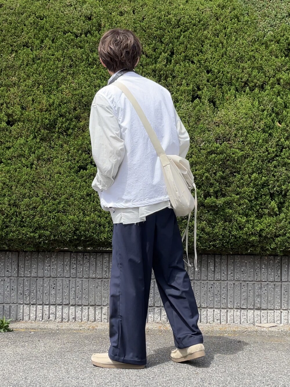 「メンズファッション、大人コーデ、春、スラックス、オトナカジュアル、ベスト、ヘッドホン、UNIQLO、ネイビー、服にわか勢」｜「FREAK'S STOREのアイテム（ベスト、ホワイト系）」を使った、間井谷　勇生【大阪美容師】さん（メンズ・169cm）の春コーディネートの4枚目の写真