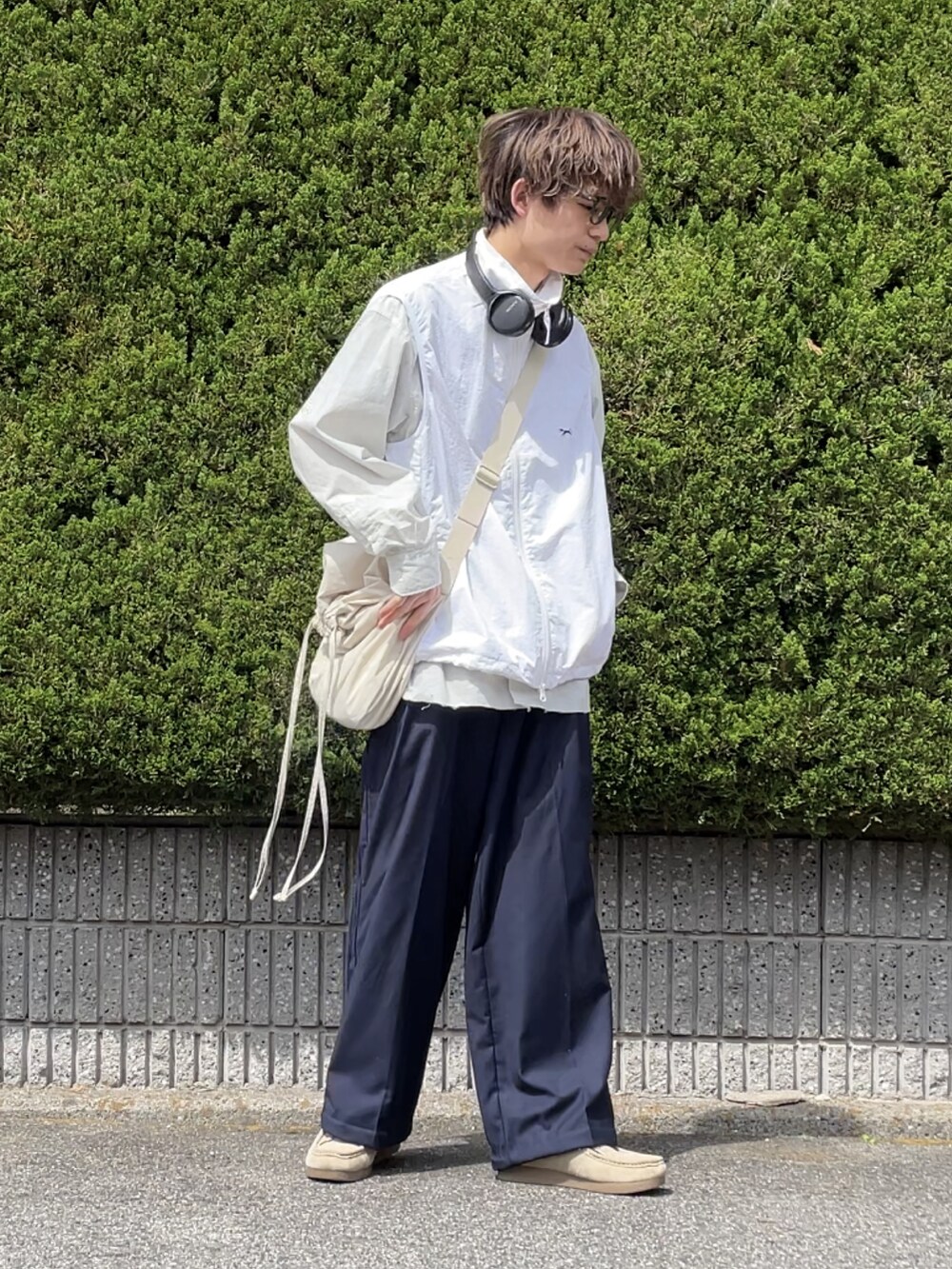 「メンズファッション、大人コーデ、春、スラックス、オトナカジュアル、ベスト、ヘッドホン、UNIQLO、ネイビー、服にわか勢」｜「FREAK'S STOREのアイテム（ベスト、ホワイト系）」を使った、間井谷　勇生【大阪美容師】さん（メンズ・169cm）の春コーディネートの2枚目の写真