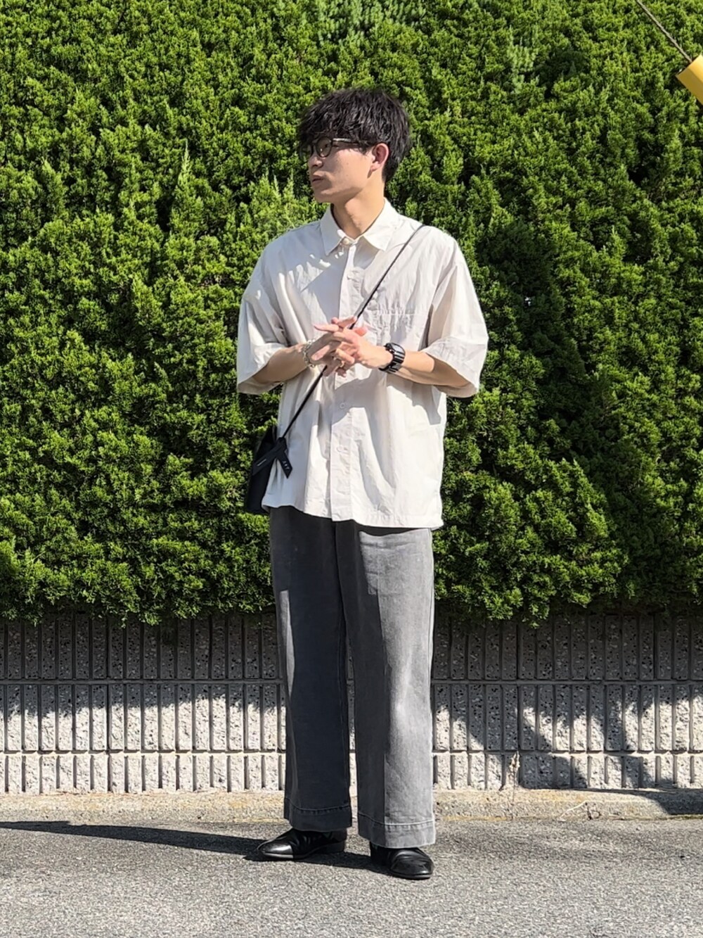 「オトナカジュアル、メンズファッション、キレイめカジュアル、モノトーン、デニム、革靴、WEARyouthコーデ、メガネ男子、服にわか勢、お出かけコーデ」｜「Steven Alanの＜Steven Alan＞ OHMI SHIRTALL REG SHORT SLEEVE/シャツ（シャツ/ブラウス、グレー系）」を使った、間井谷　勇生【大阪美容師】さん（メンズ・169cm）の夏コーディネートの2枚目の写真